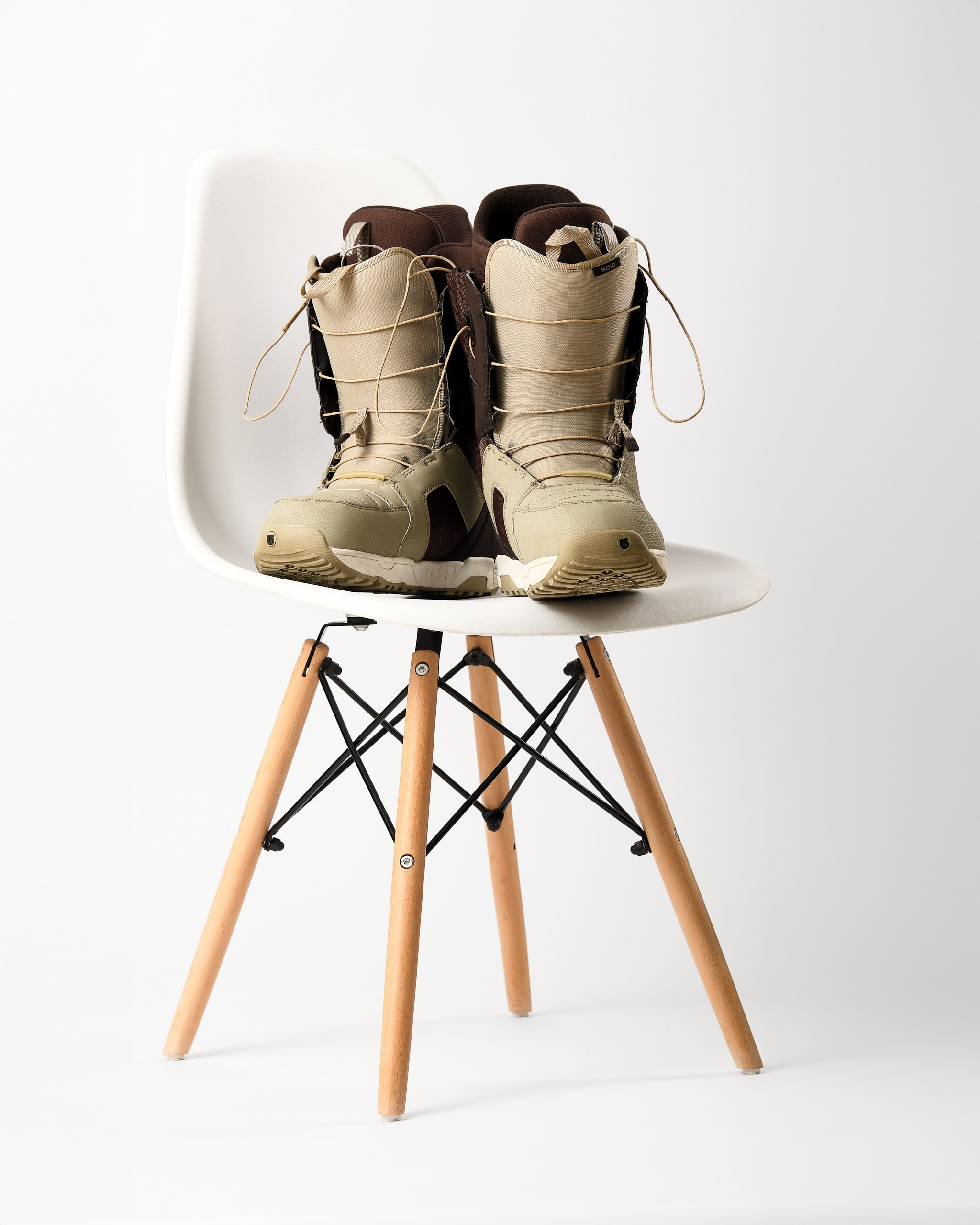 Предметная съёмка сноубордических ботинок Burton Moto, студийный свет и минималистичный фон