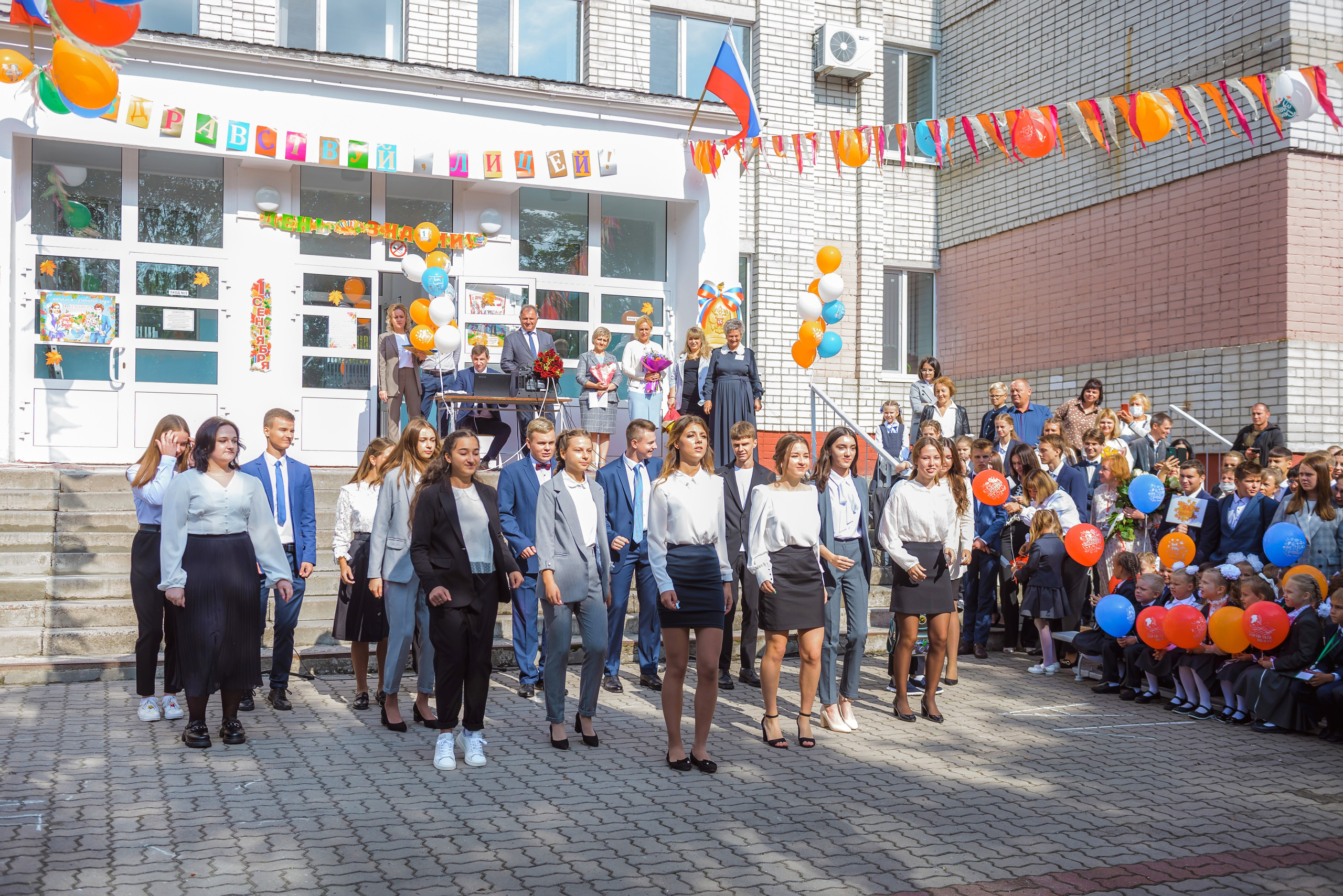 Линейка 11-е классы 2023. Фотограф Галина Лисанова, г. Брянск