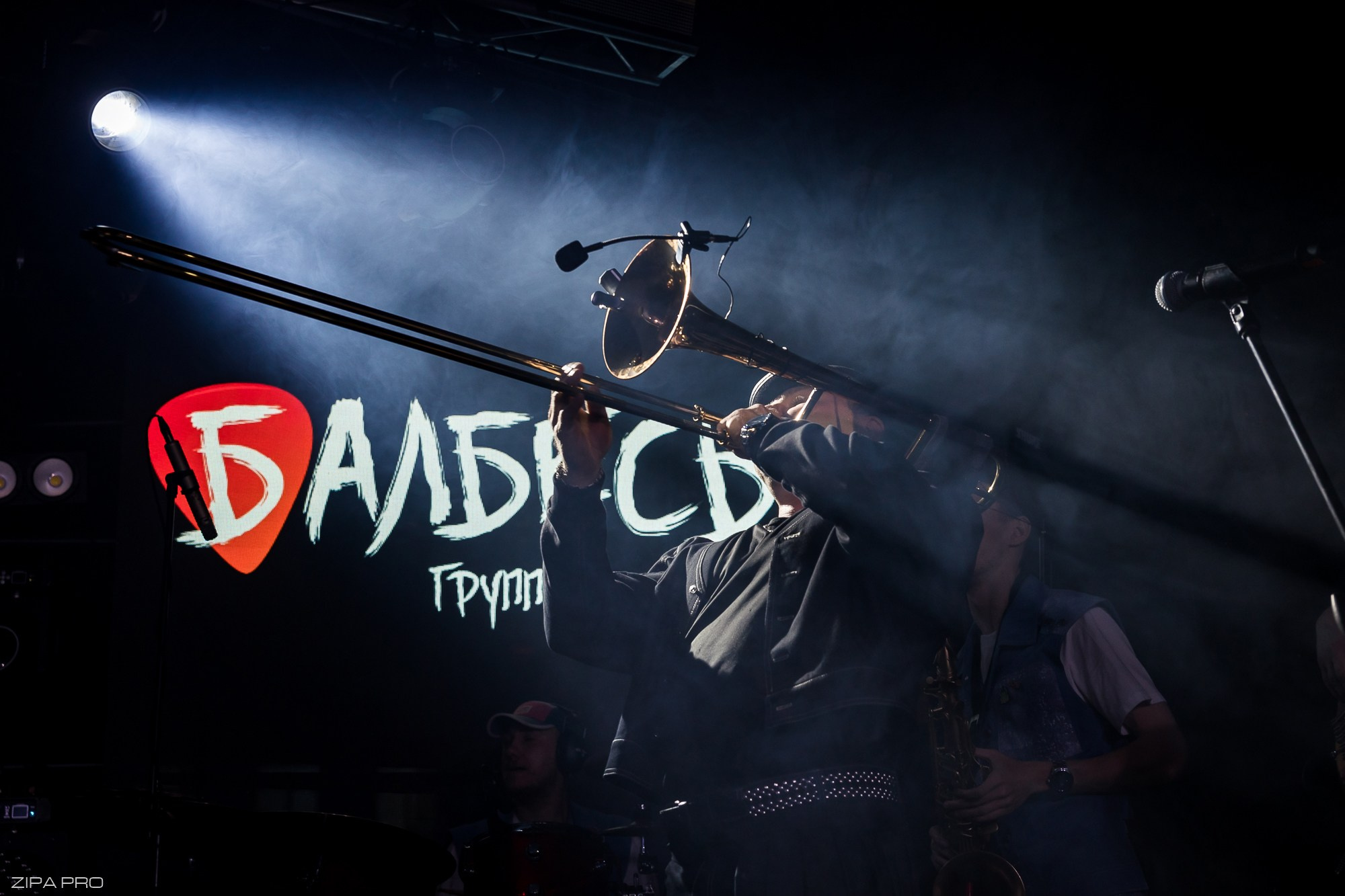 Сольный концерт кавер-группы «Балбесы». Фотограф Zipa Pro