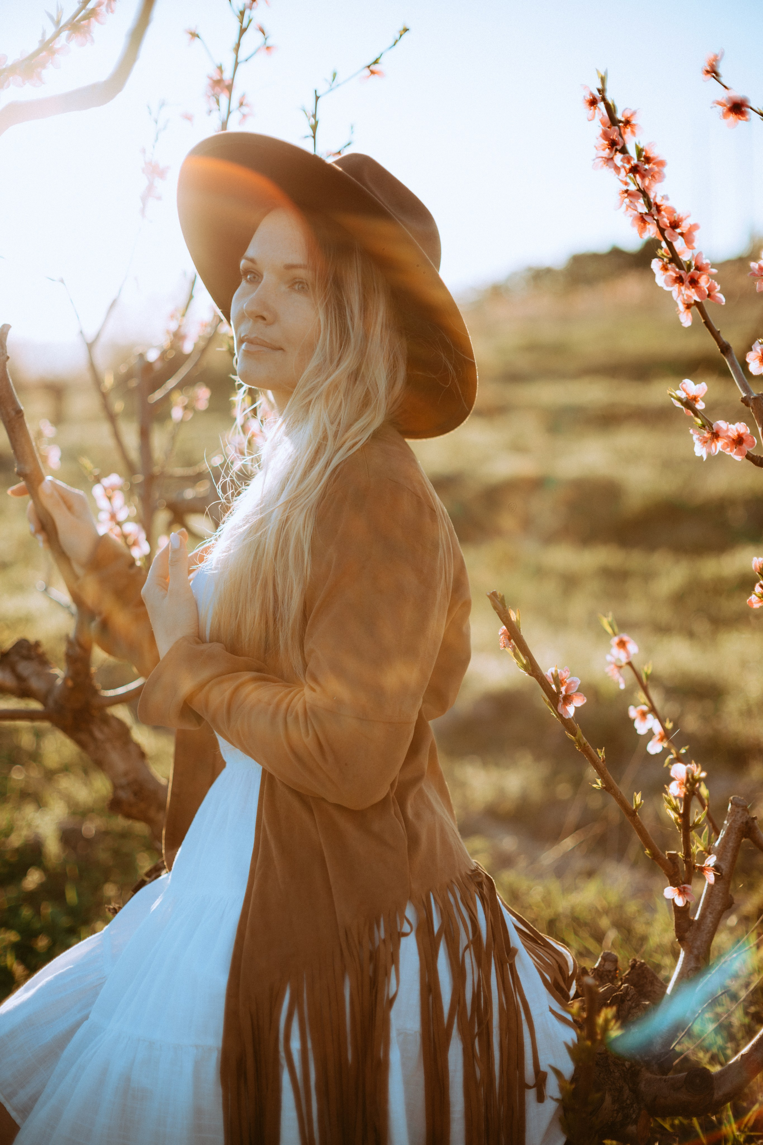 Женская фотосессия в персиковых цветениях. Портретный свадебный фотограф Крым | Евгения Щитенко