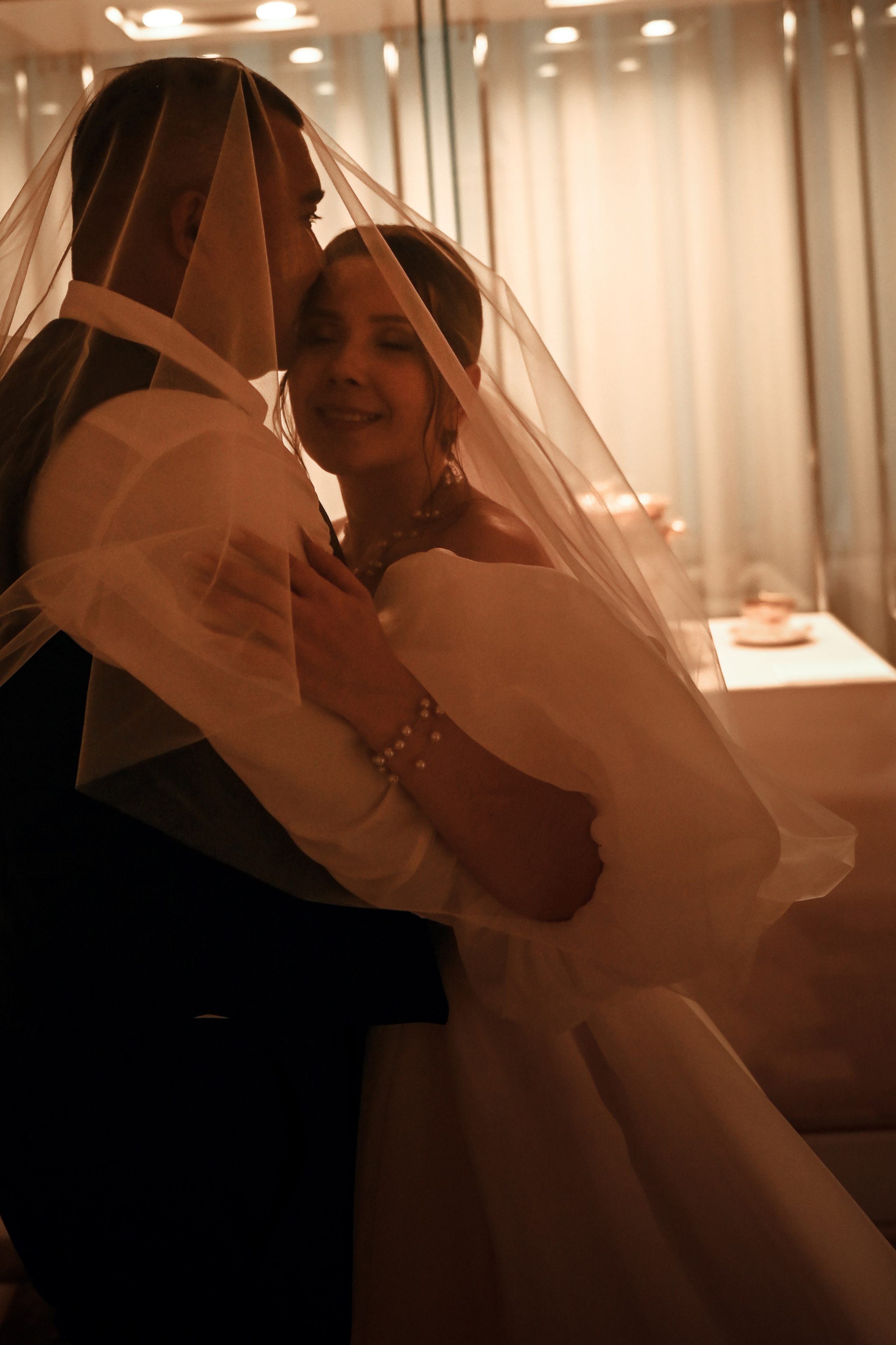 Небольшая свадебная серия в музее и прогулкой под дождем Эльмиры и Ризата. Свадебный, семейный, детский, контент фотограф в Омске Максим Ильин