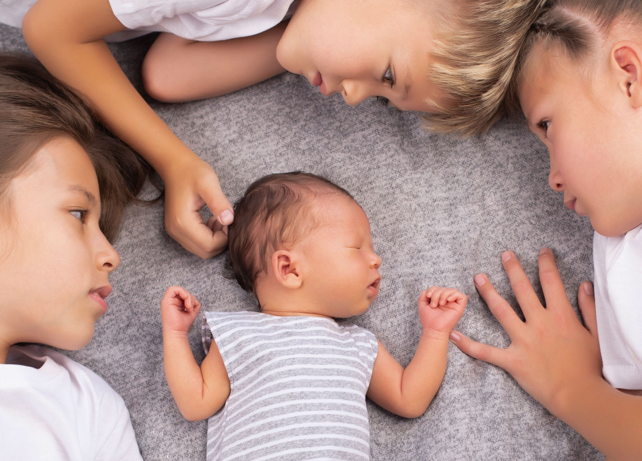 Newborn Алматы, фотосессия новорожденных и младенцев с родителями. Фотостудия Алматы. Семейная и детская фотостудия Family studio.Фотограф Алматы