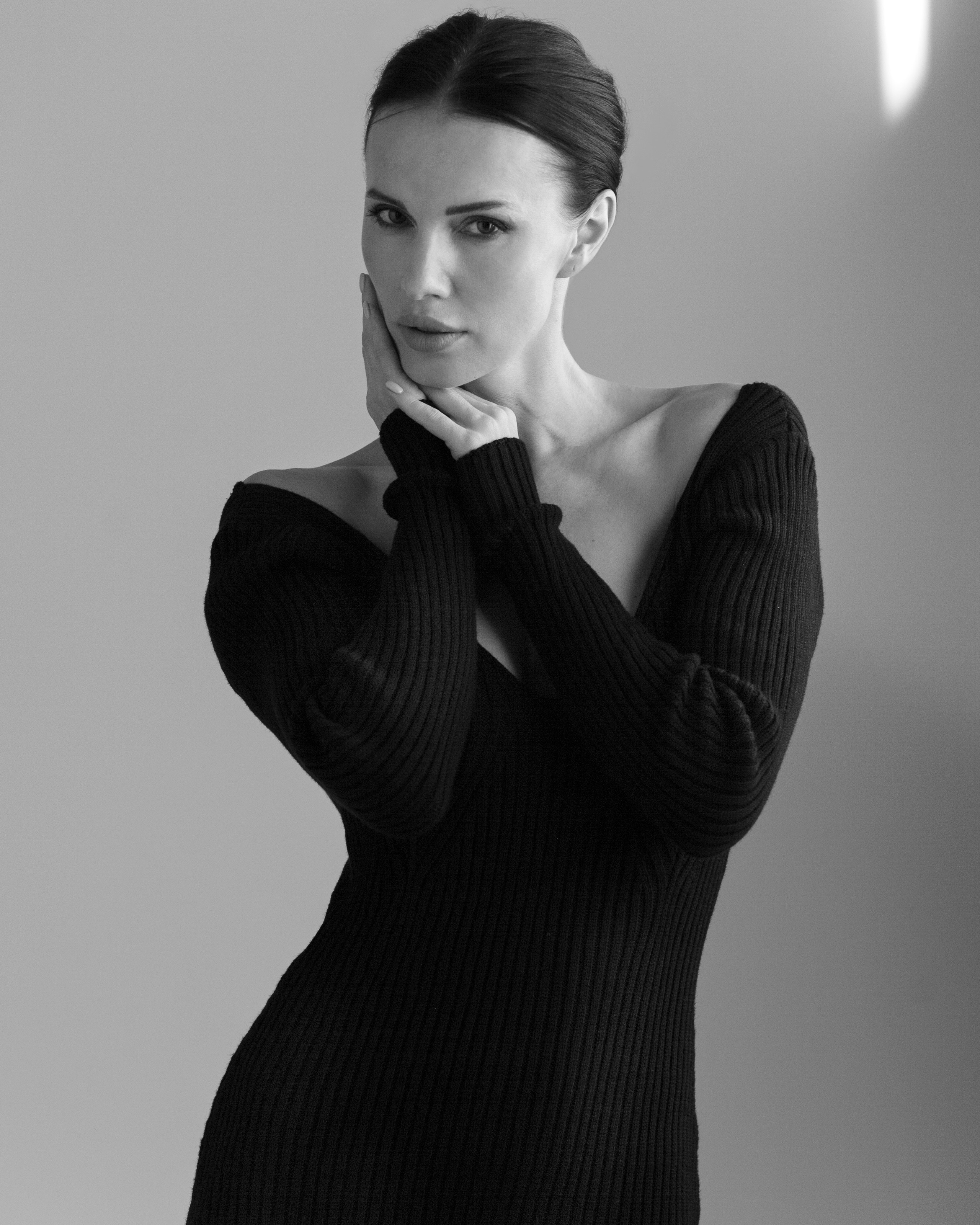 Девушка в красивом облегающем платье позирует фотографу