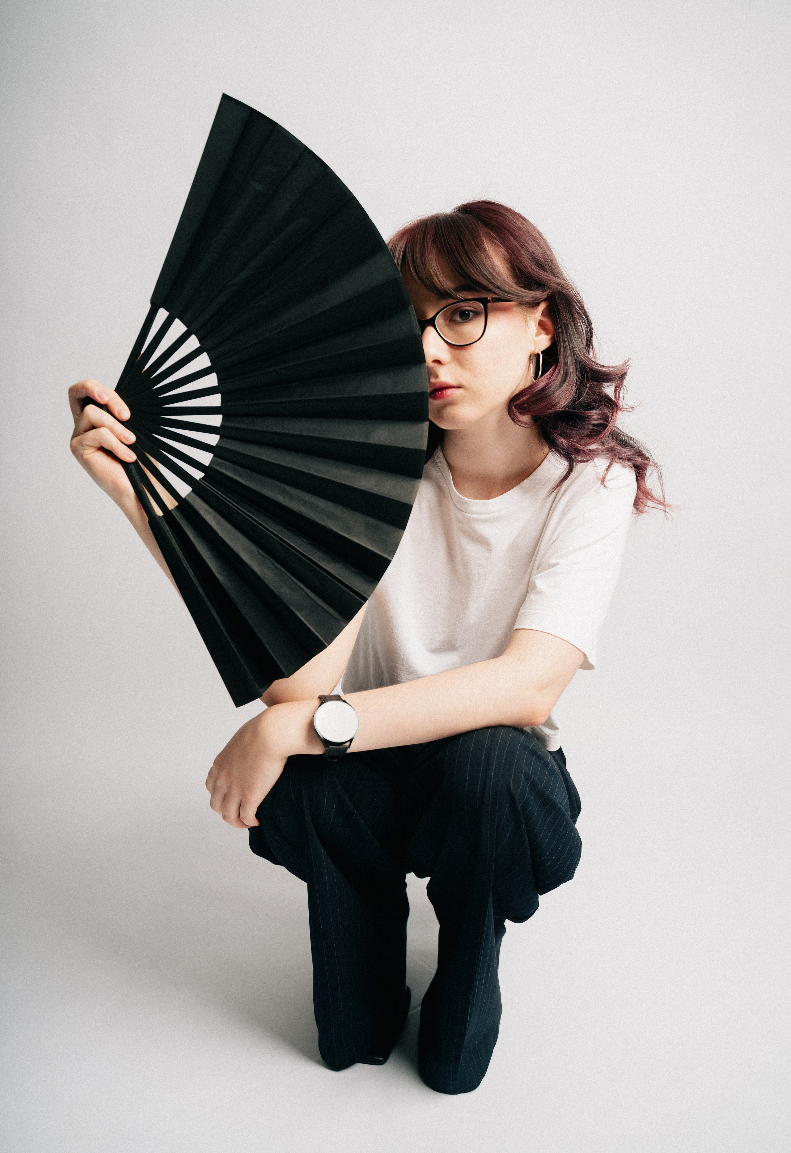 Девушка позирует с веером.