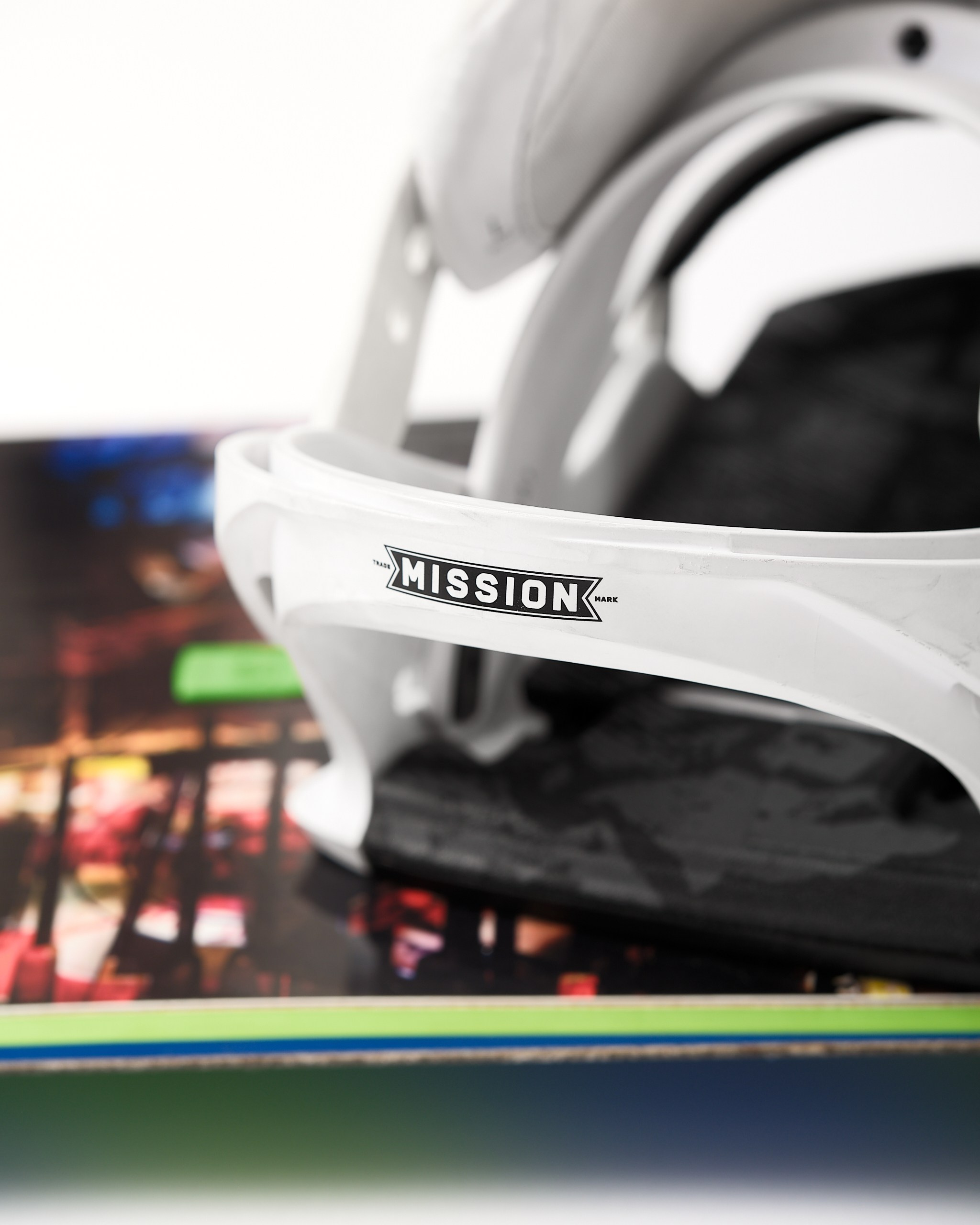 Фрагмент крепления Burton Mission, акцент на бренд и геометрию конструкции, предметная съёмка