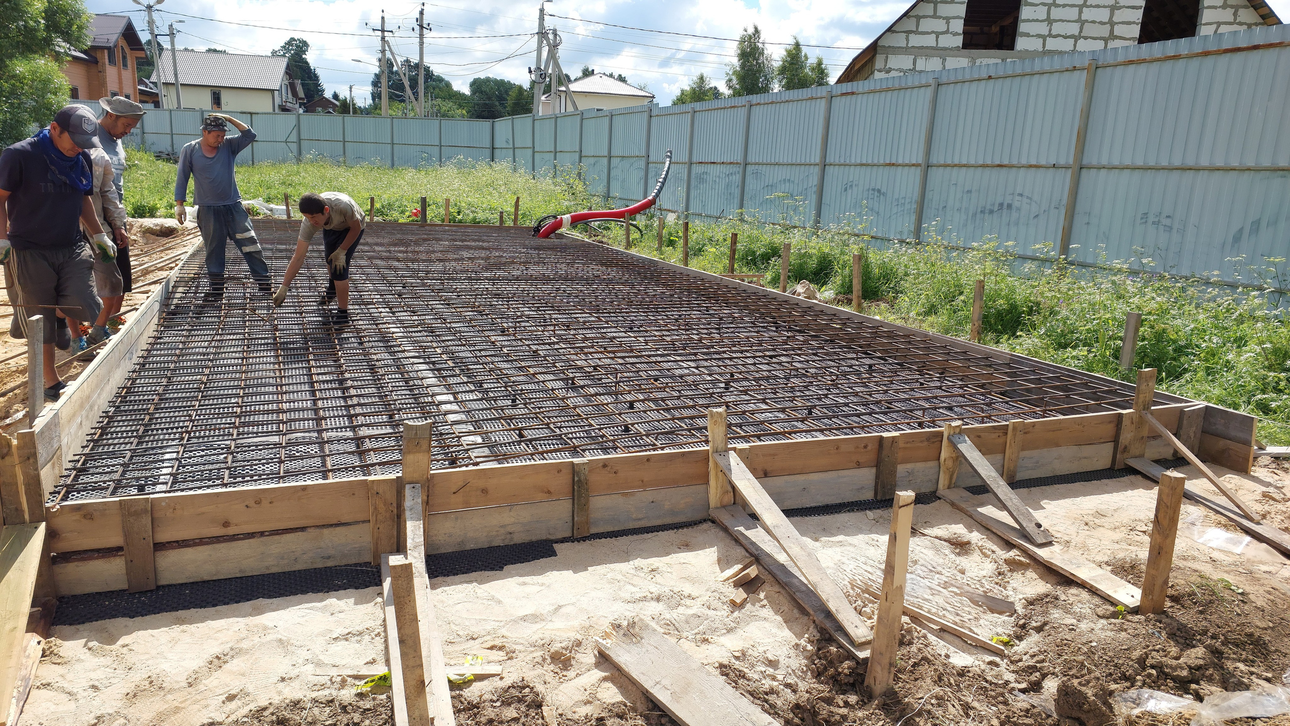 Укладка арматурной сетки в опалубку