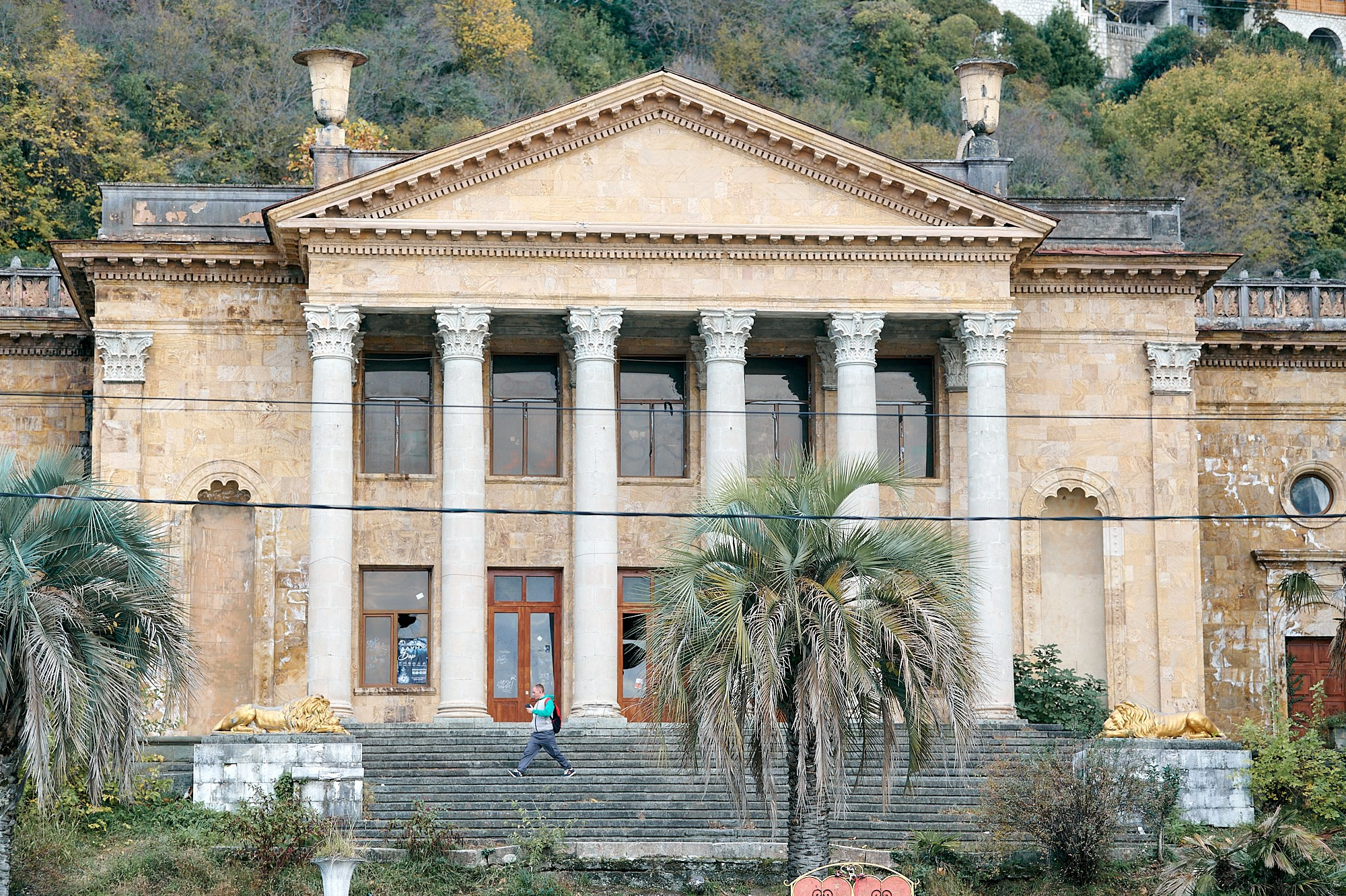 Гагра, Абхазия. Декабрь 2024. Фотографии отовсюду и обо всем