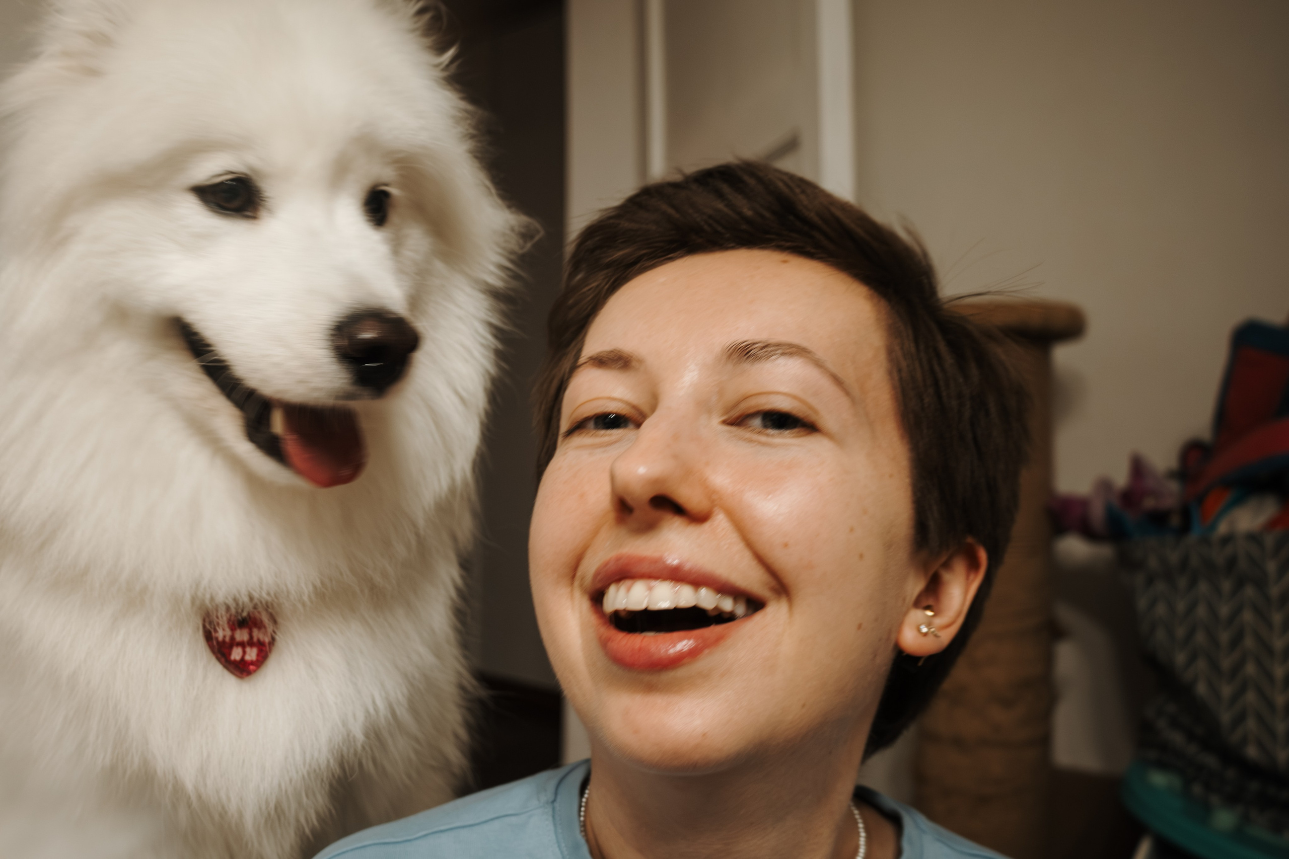 Домашняя фотосессия девушки с собакой и пара фото в дождливый день. Фотограф-анималист в Москве Екатерина Тихонова