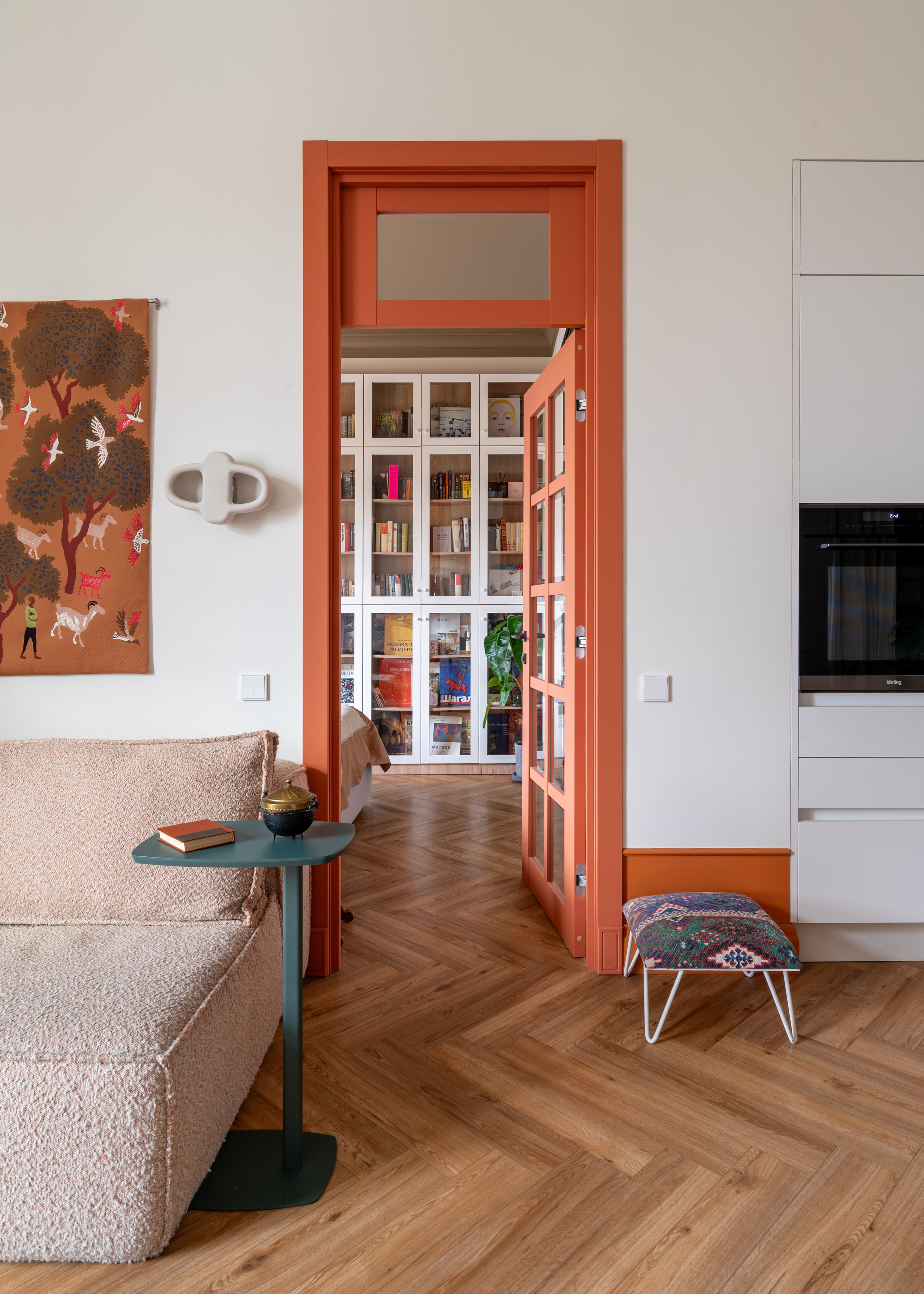 Дизайнерская мебель и мягкий свет, интерьер квартиры в Москве.