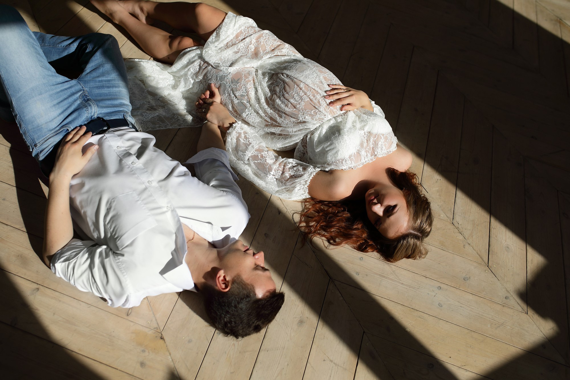 фотосессия беременности в белом пеньюаре Екатеринбург