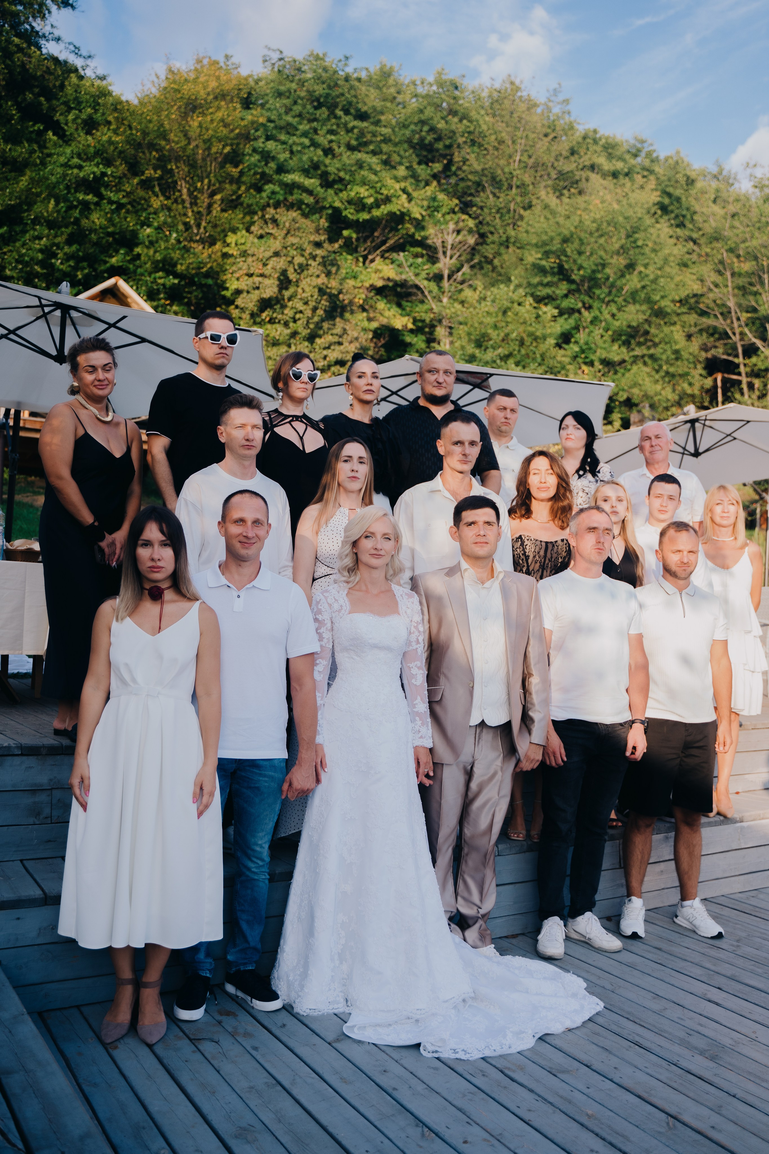 Общий снимок гостей и пары стоящих ровно
