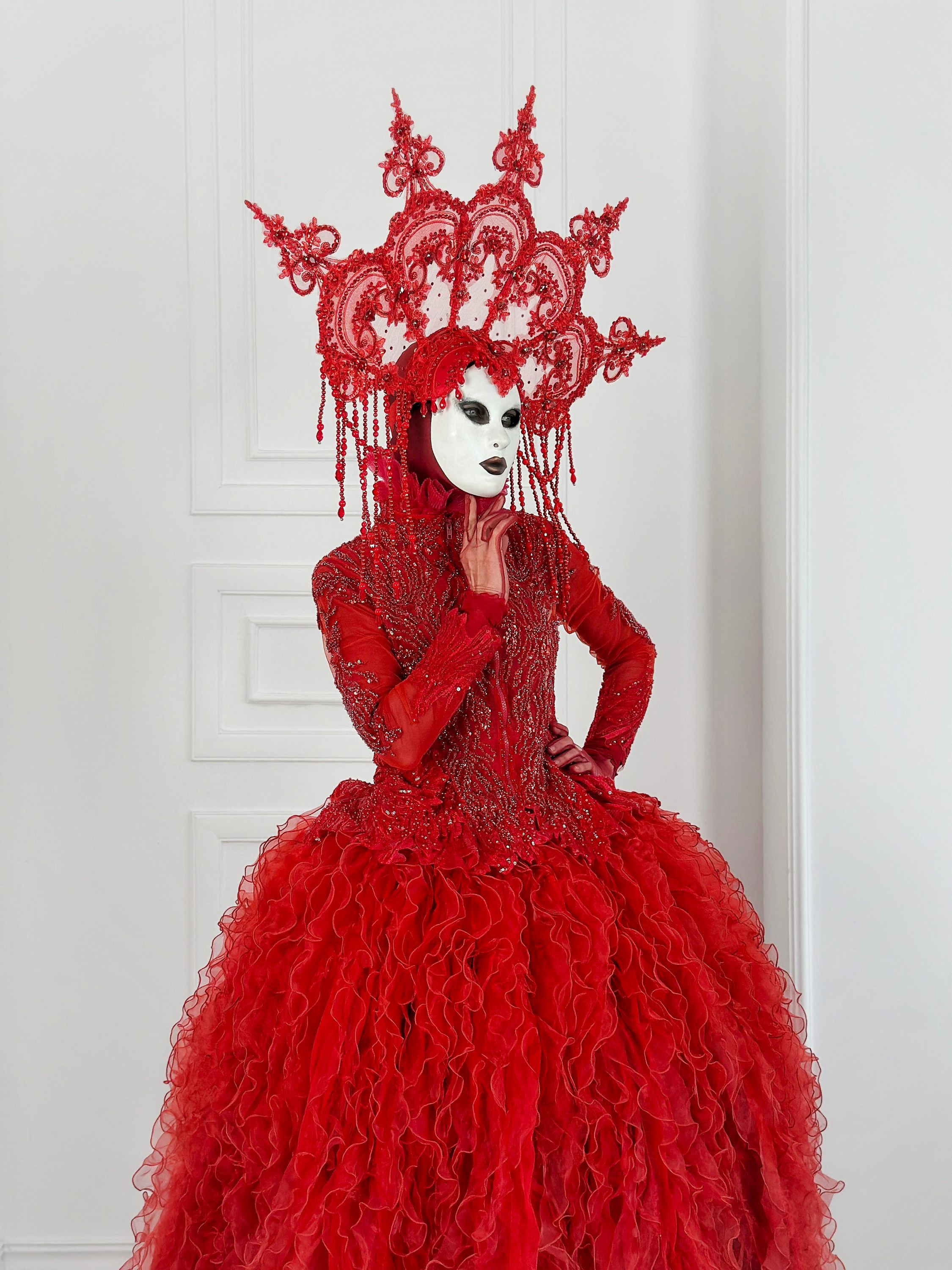 Персонаж в красном платье на встречу гостей. Мимы и Ходулисты на встречу гостей. Москва