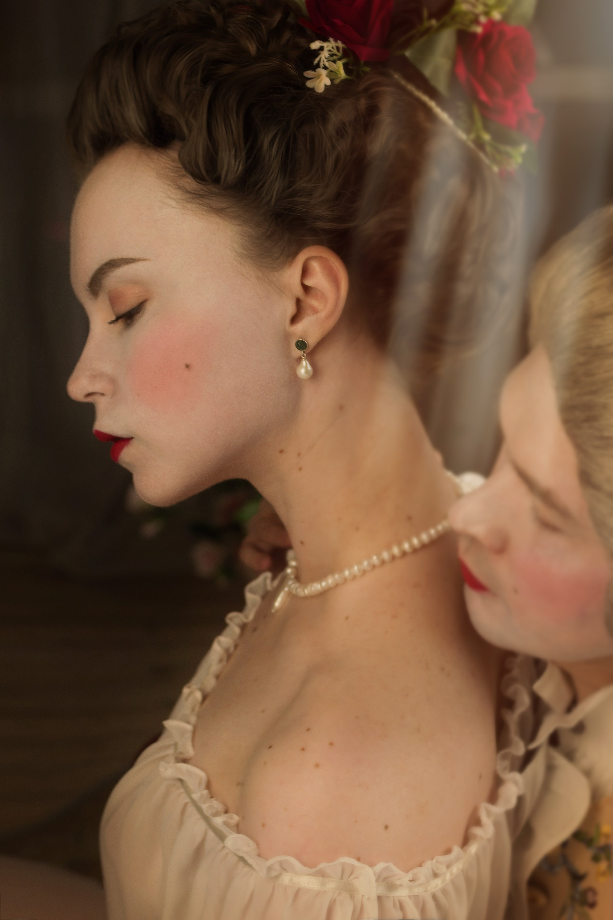 Женский портрет в профиль. Сзади стоит мужчина. Ретро образы, восемнадцатый век.