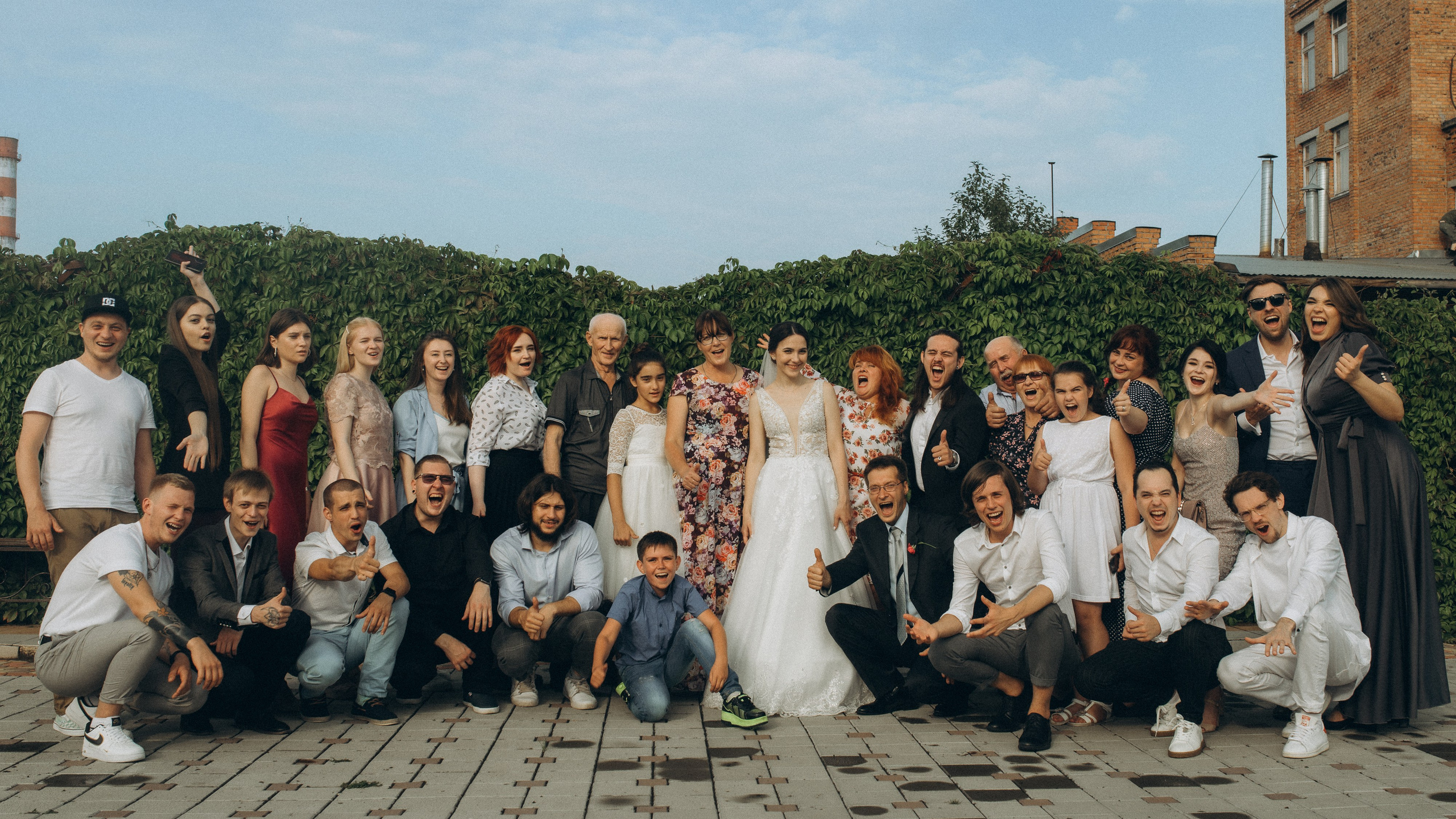 Общее фото с гостями на свадьбе Никиты и Линды: много улыбок, жесты 'класс'. Групповой свадебный портрет в Новосибирске.