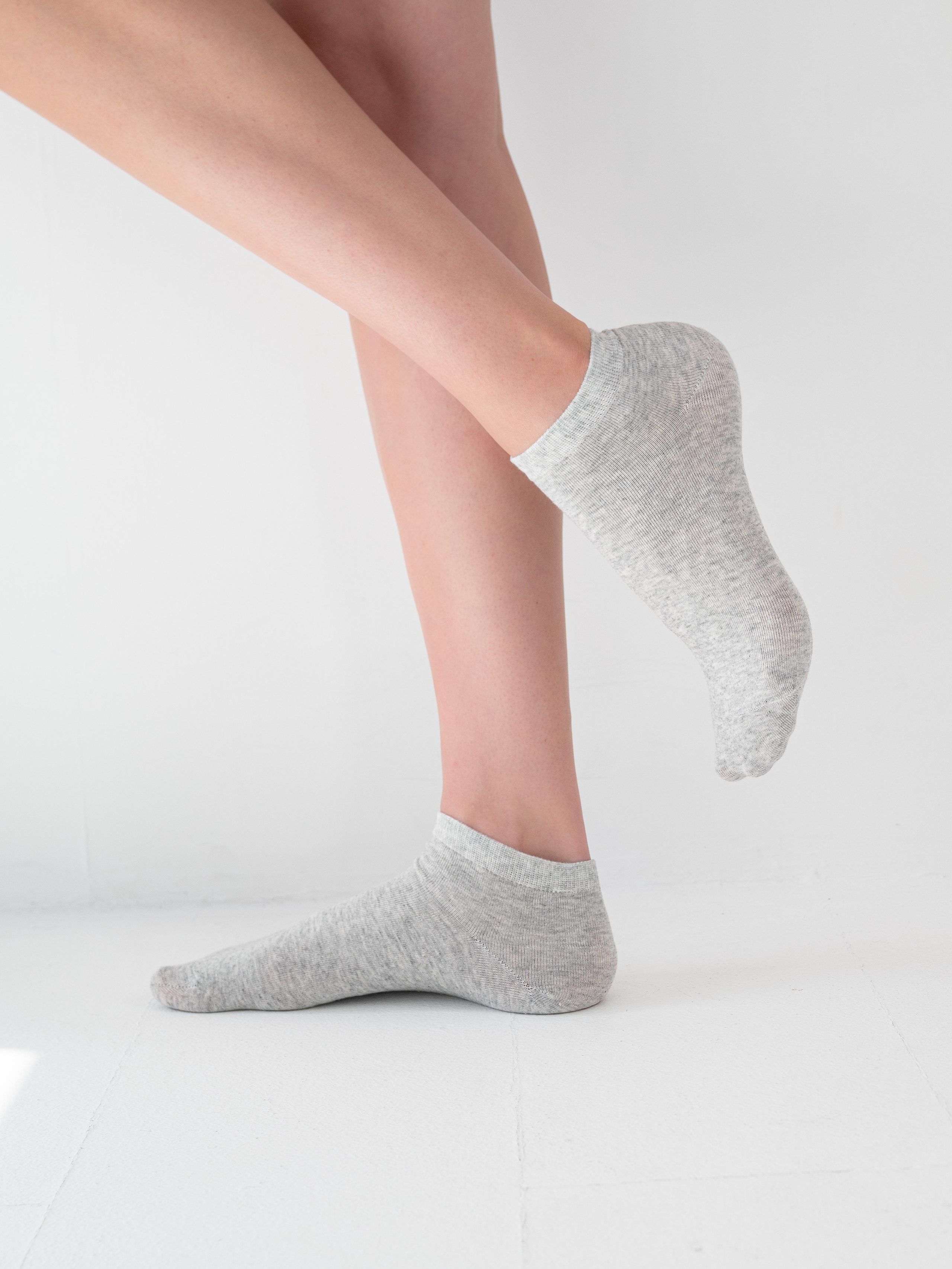 Носки съемка в студии (модель+предметка). Предметный фотограф, фото для маркетплейсов Пятигорск, КМВ