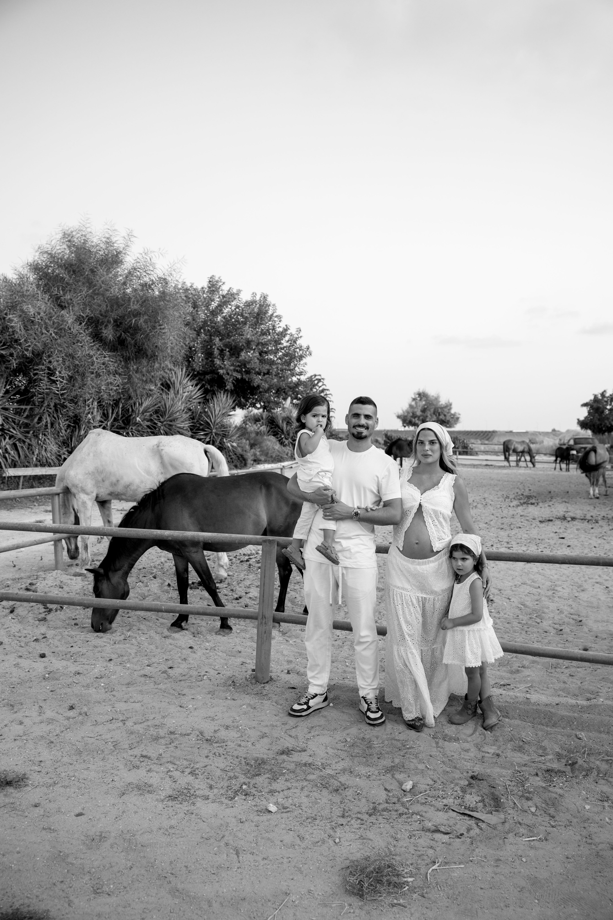 Pregnancy photoshoot at the horse farm. Главная