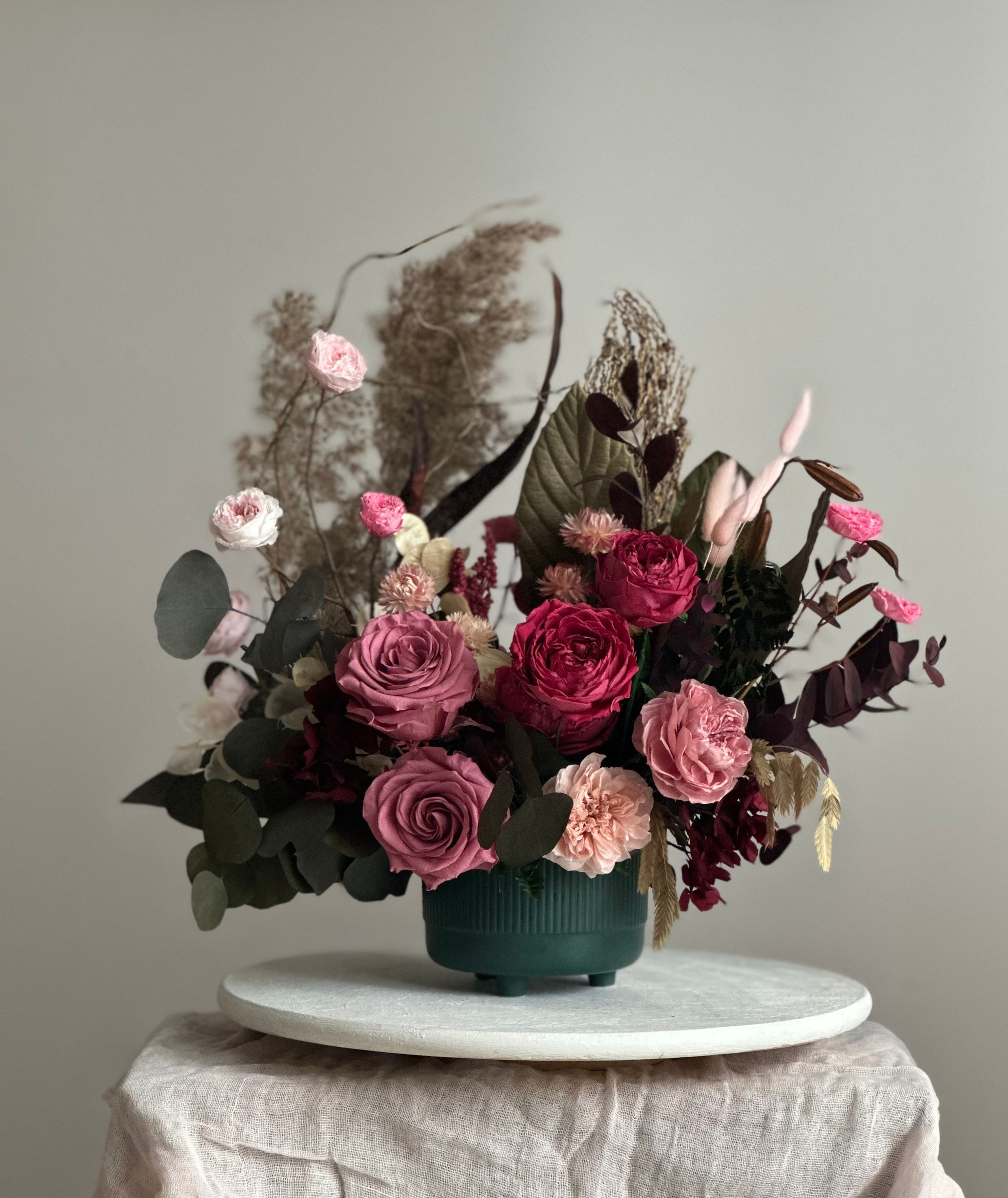 интерьерная композиция из стабилизированных цветов