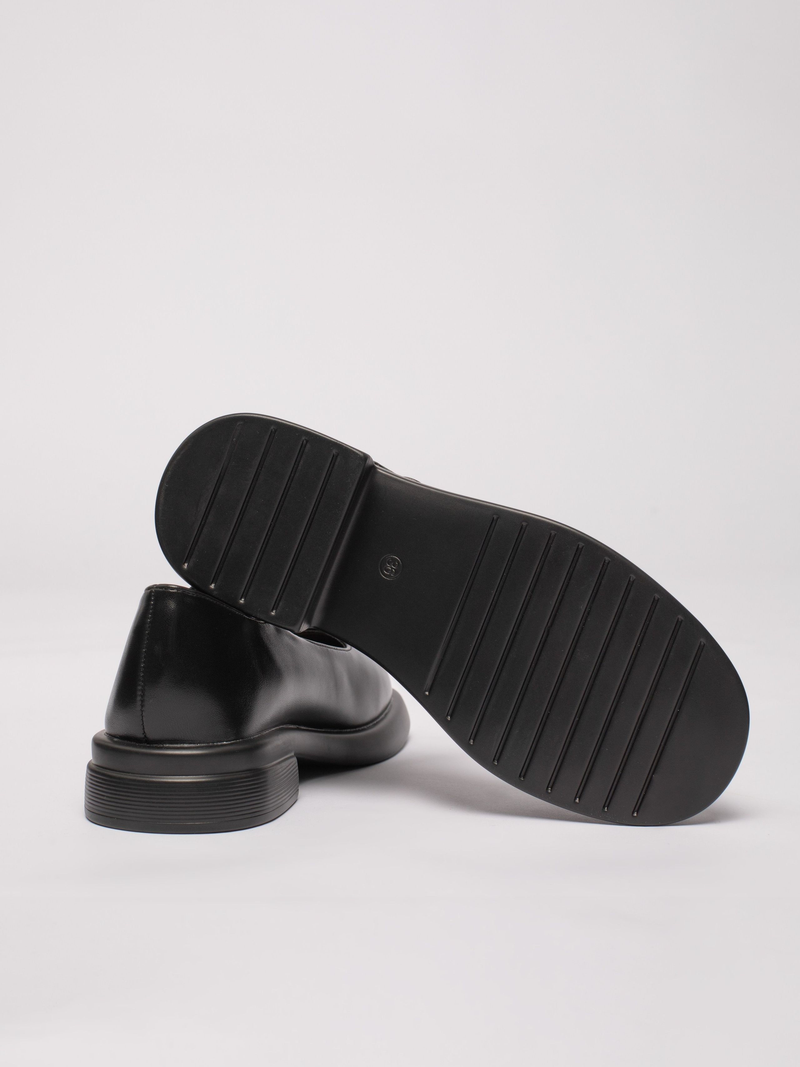 Школьные туфли. Фотостудия предметной и модельной съёмки для маркетплейсов