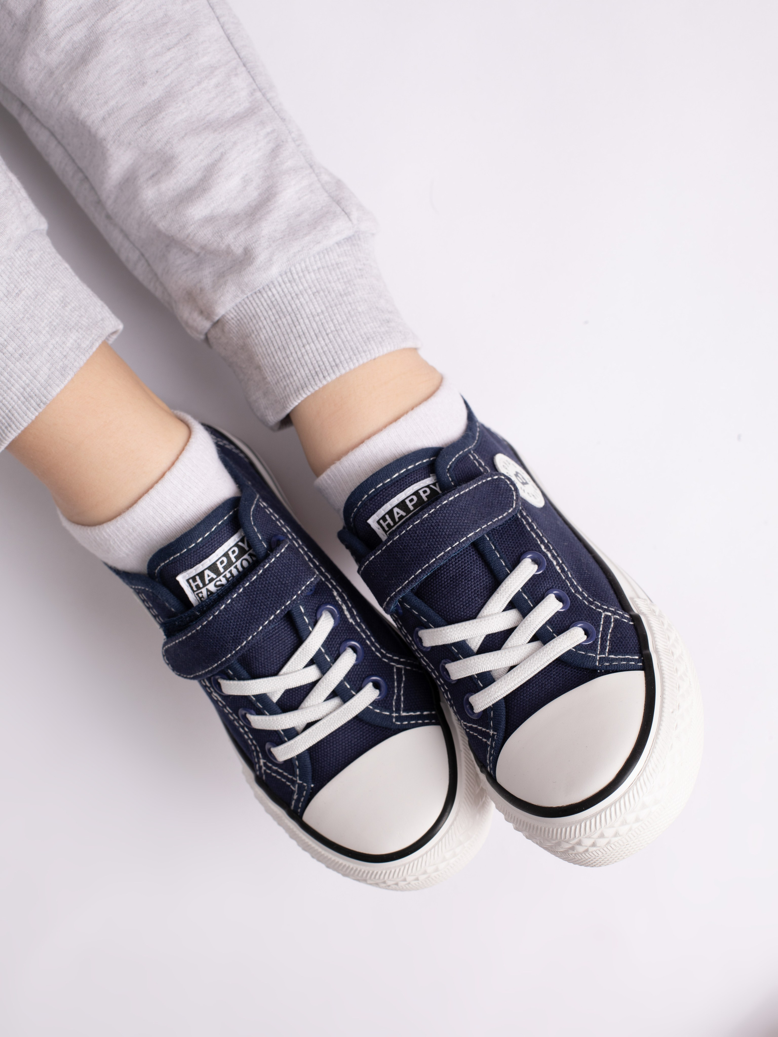 Детские кеды. Фотостудия предметной и модельной съёмки для маркетплейсов