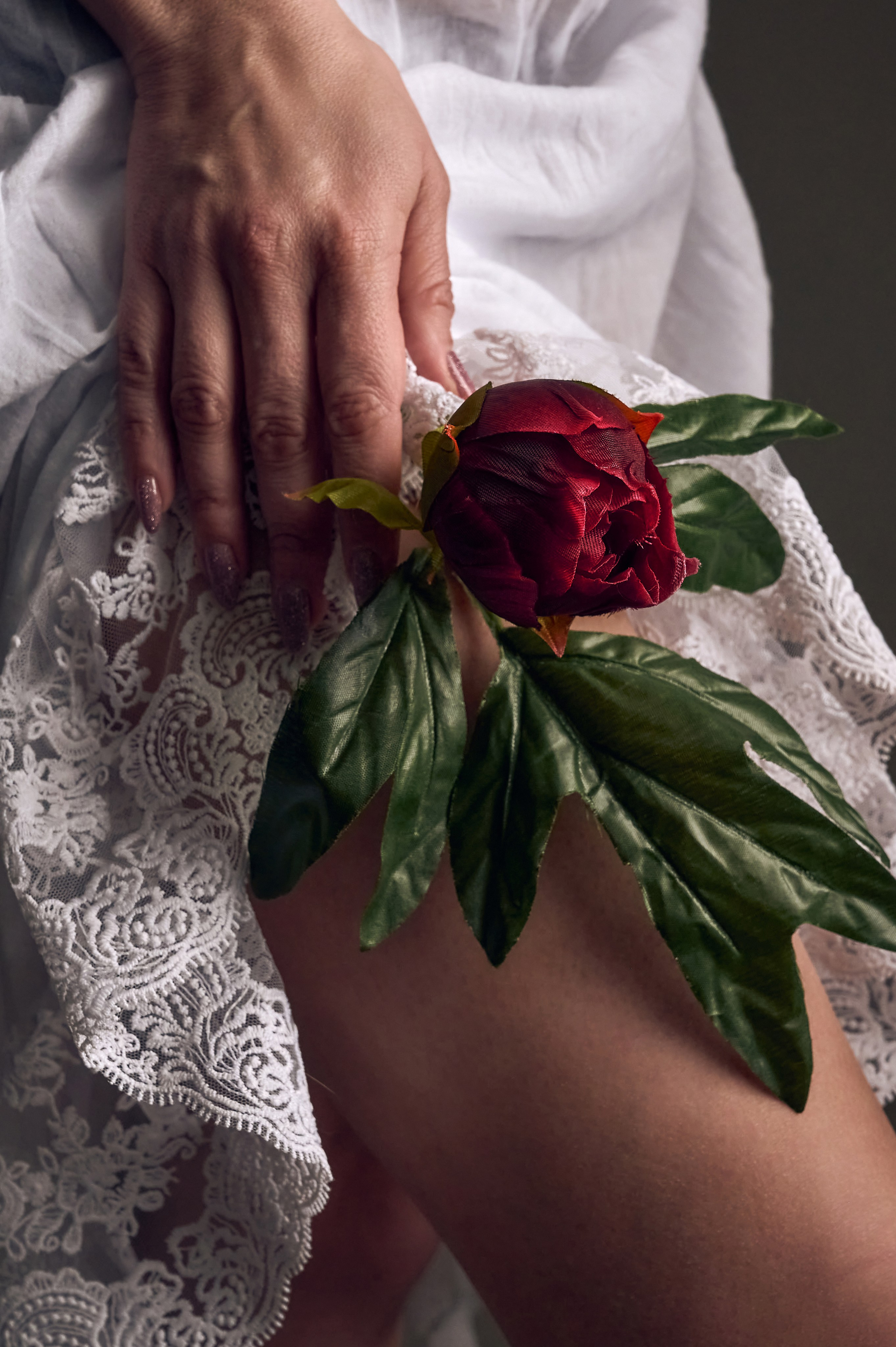 Девушки и пионы