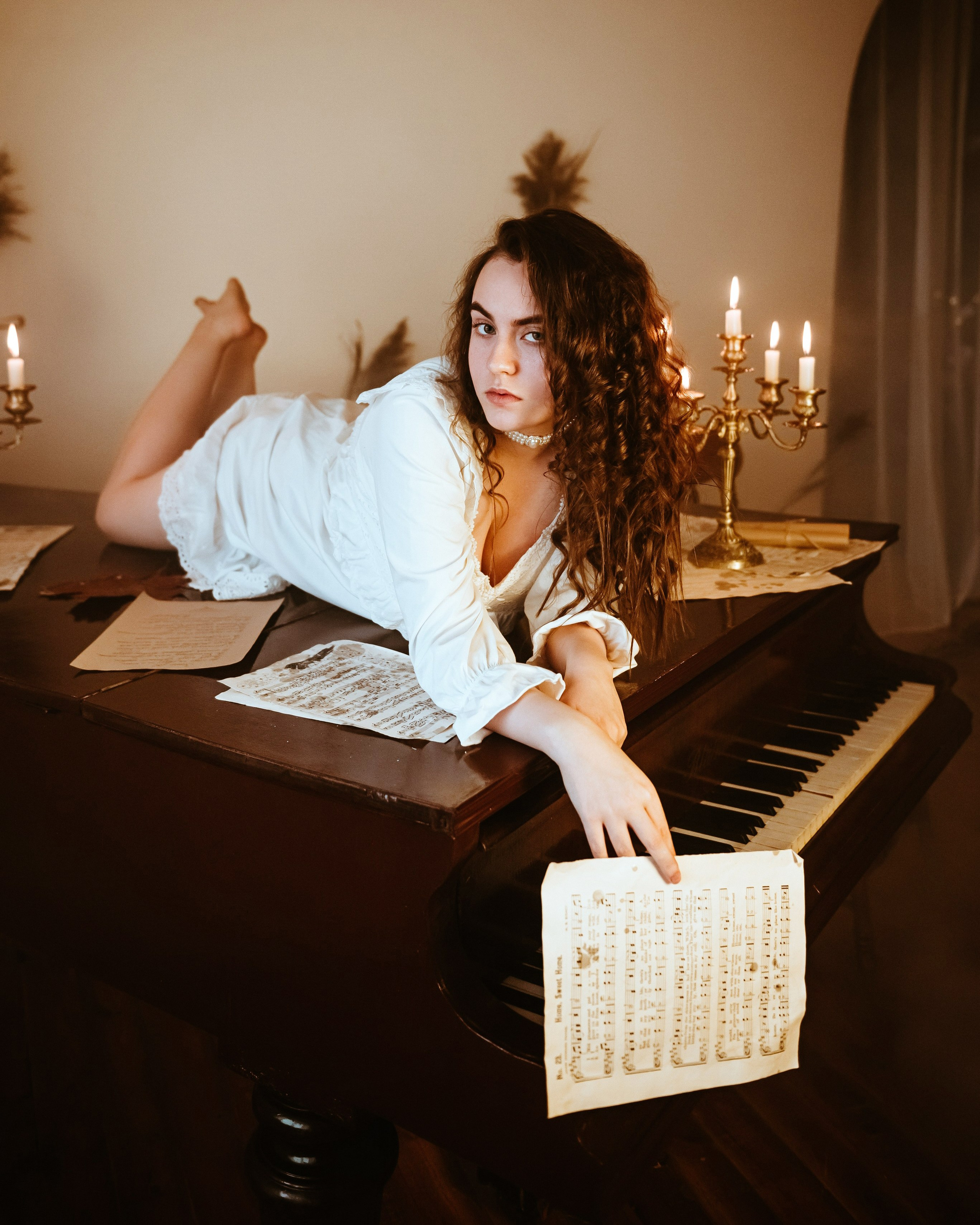 Ретро фотосессия в белом платье в фотостудии LEPOTA в г. Кемерово