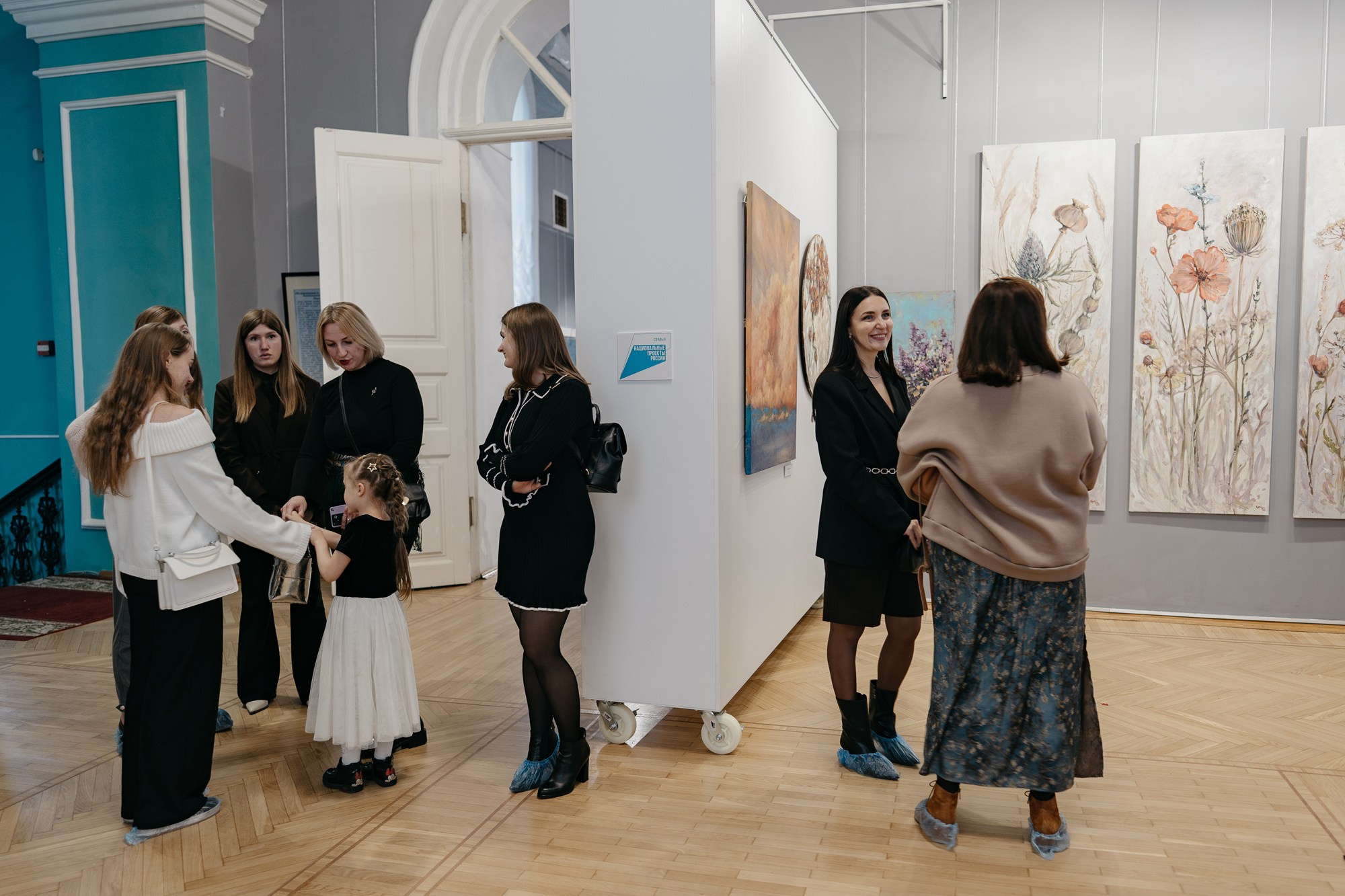 Открытие персональной выставки художника Марии Кулиной-Черкашиной «Возвращение в детство (пойдём, что покажу…)». Свадебный и репортажный фотограф Юров Дмитрий