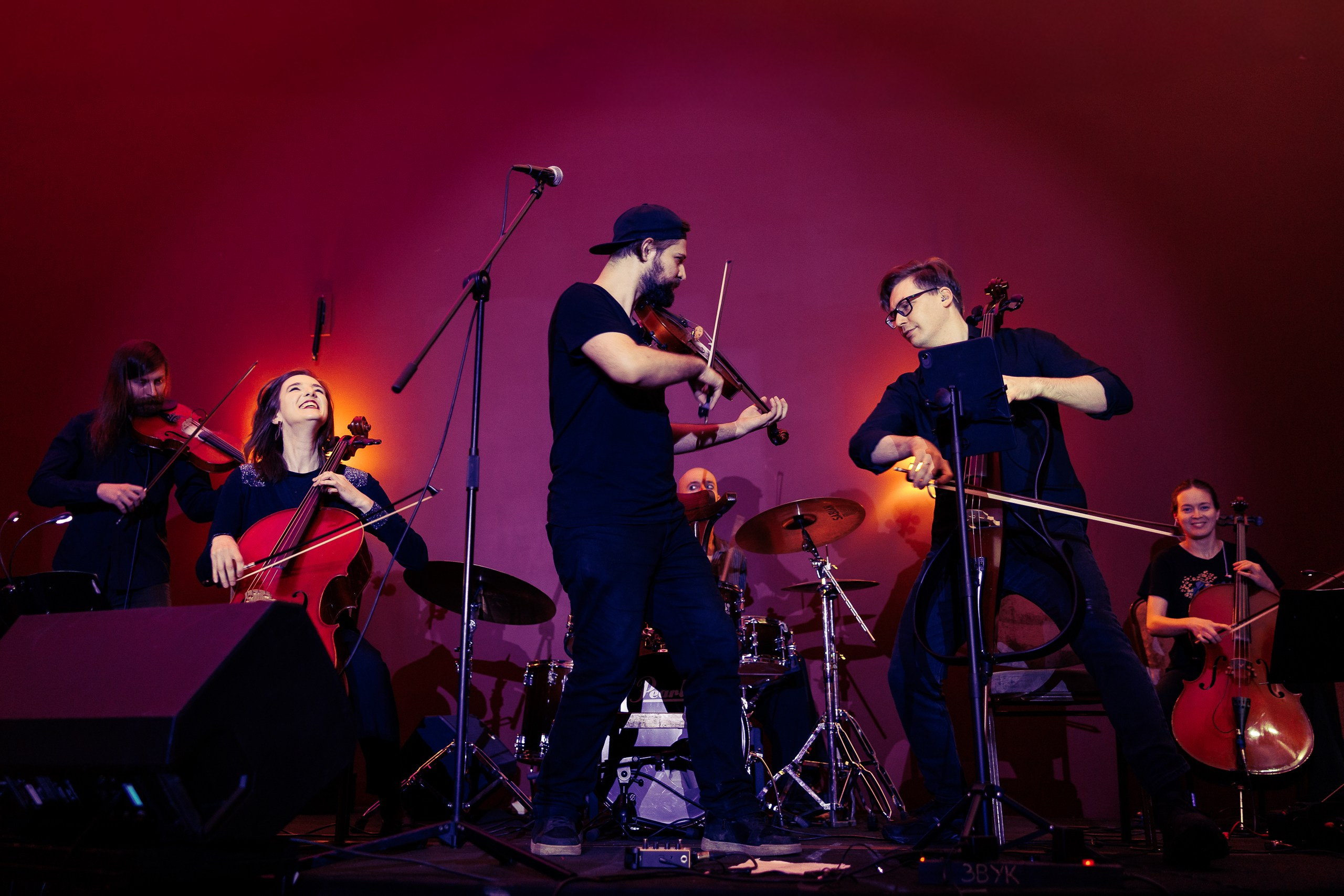 Концерт ATOMIC CELLOS в пространстве FREEDOM. Фотограф в Санкт-Петербурге — Сергей Петров