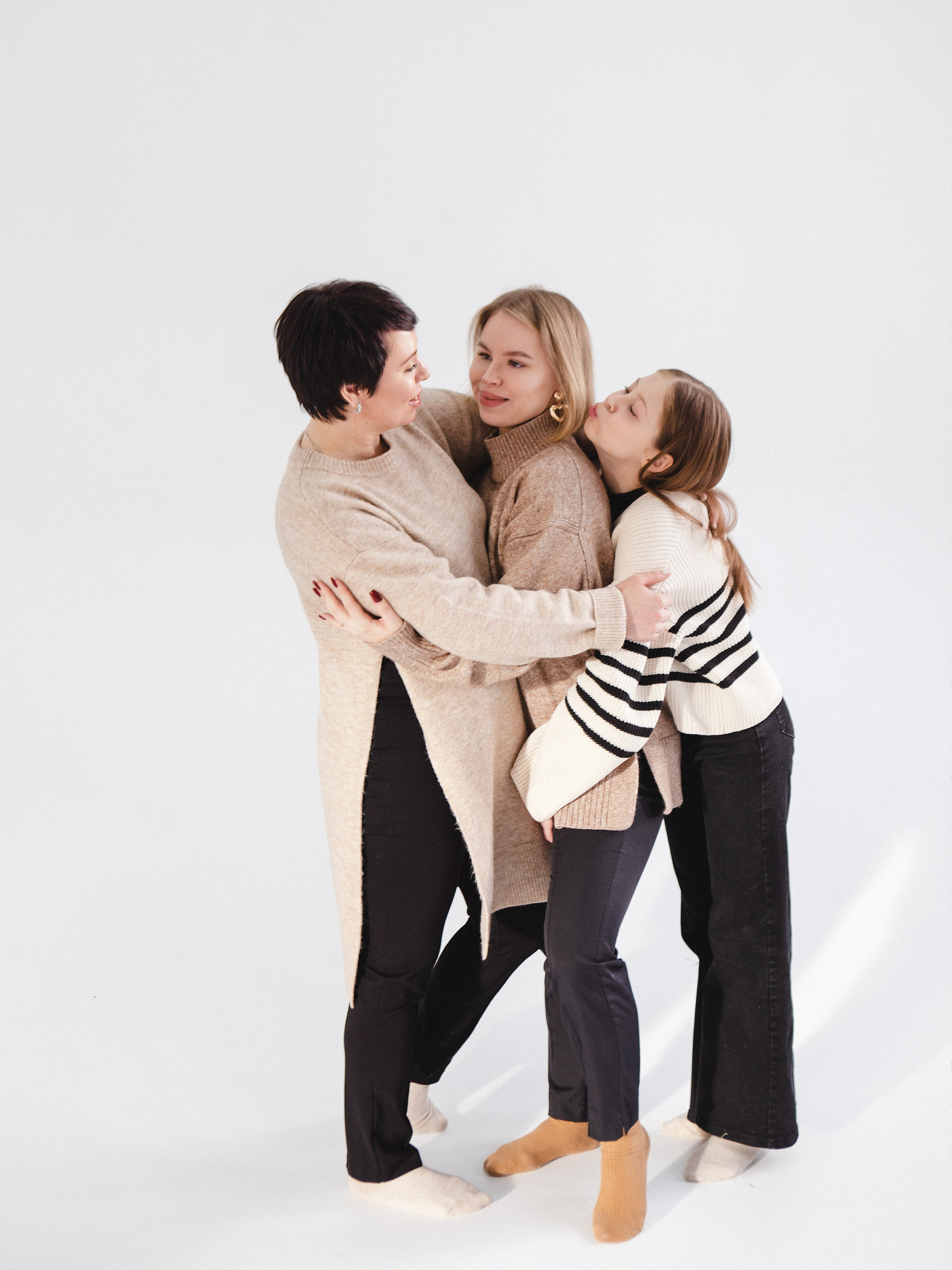 Фотосессия мамы с дочерями в минималистичной фотостудии Челябинска. Свадебный фотограф Челябинск Зиненко Виктория