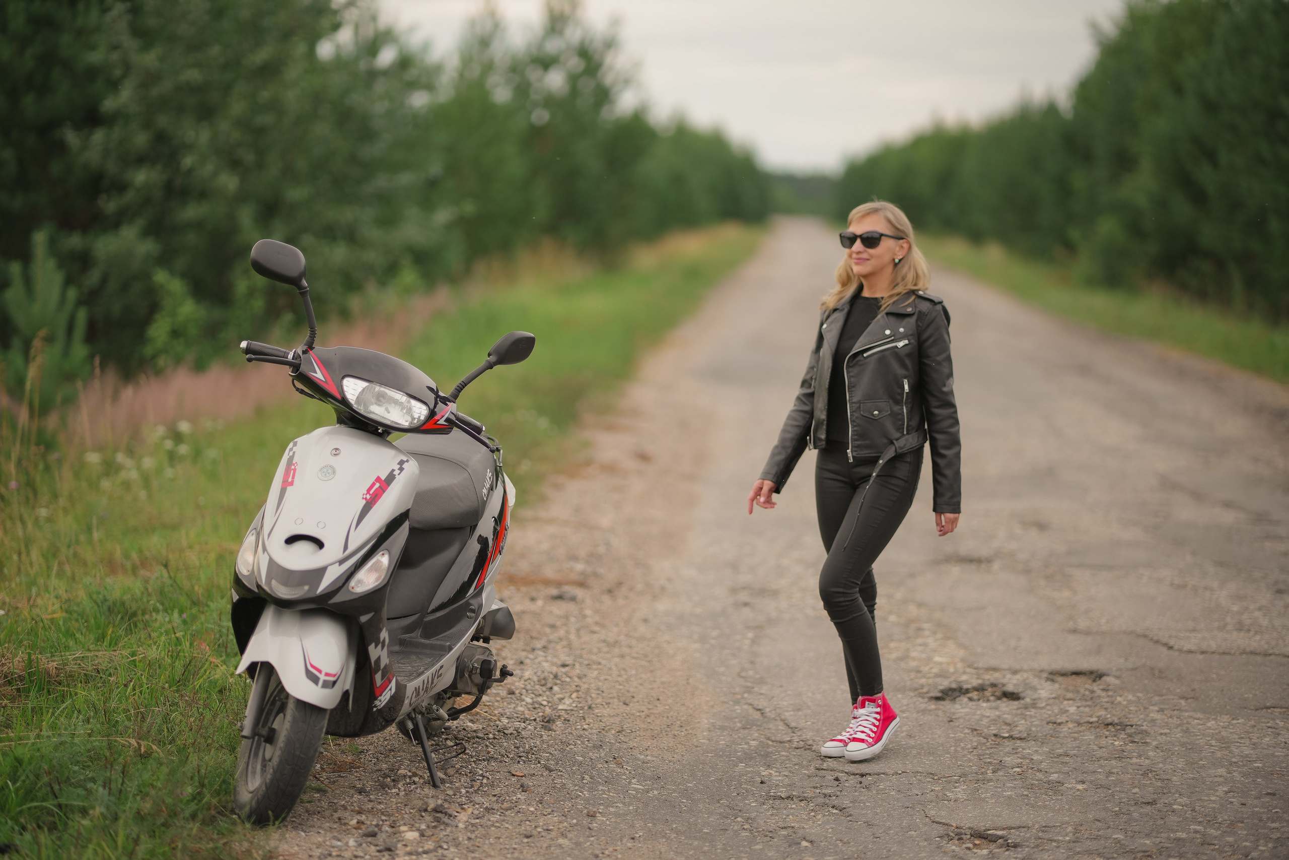 Летняя фотосъемка Девушка с мопедом. Семейный фотограф в Москве Кочетова Мария