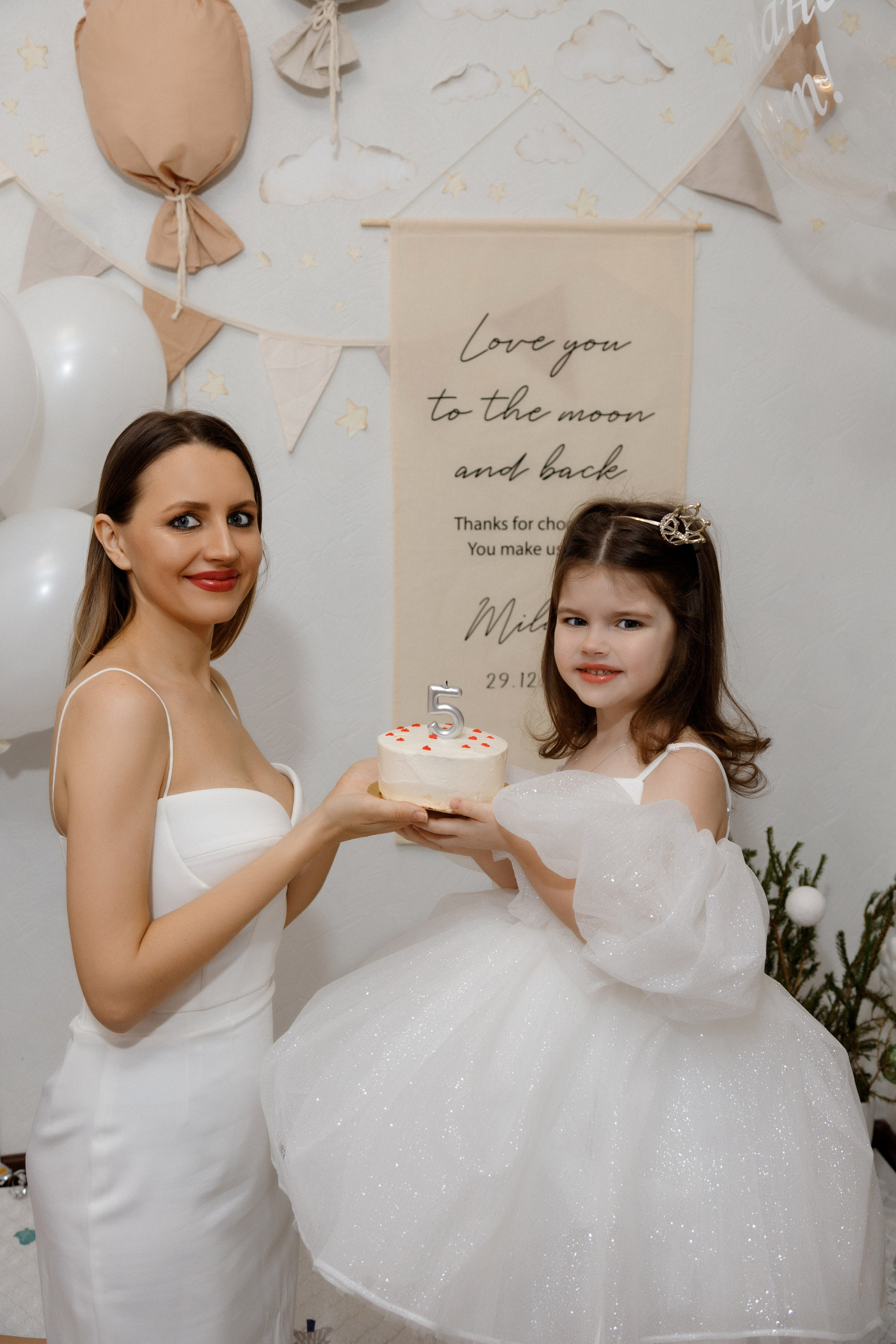 Фотосессия возле фотозоны дома. Фотограф Александра Сыщенко