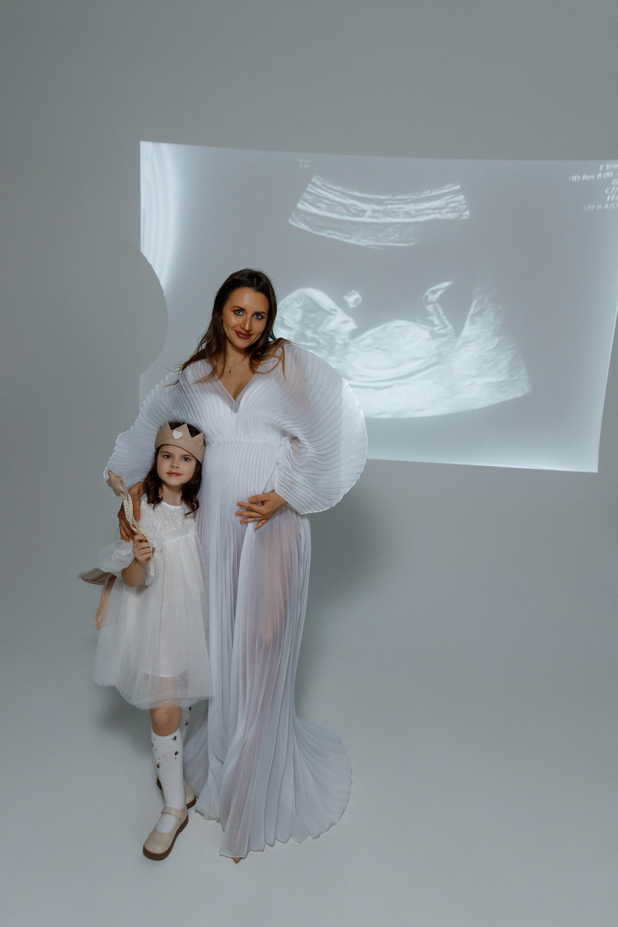 Фотосессия беременности в студии с проектором. Фотограф Александра Сыщенко