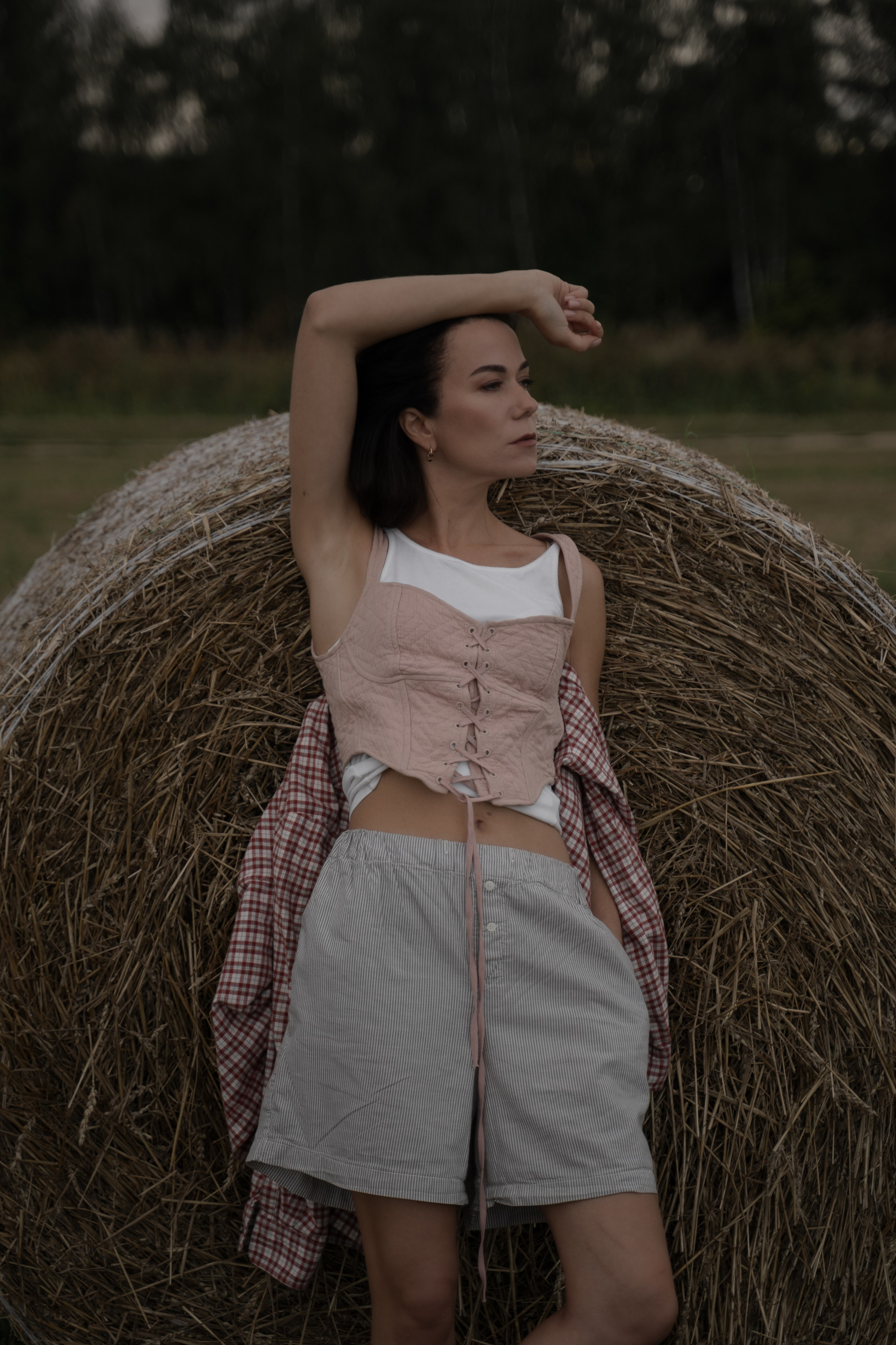 Фотосессия девушки на фоне стога в поле