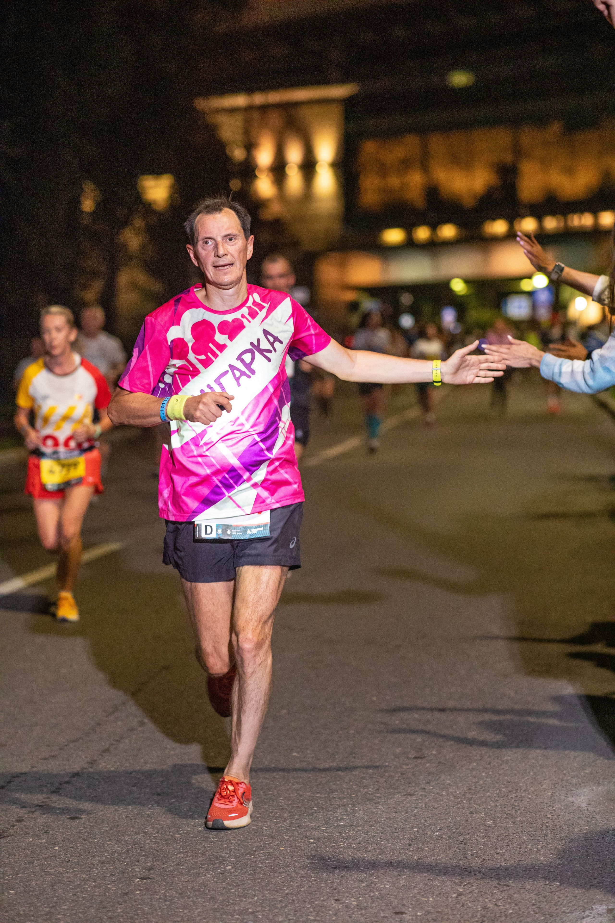 Ночной забег в ленте фотографий бегунов 03.08.24. Фотограф Сергей Ловкий