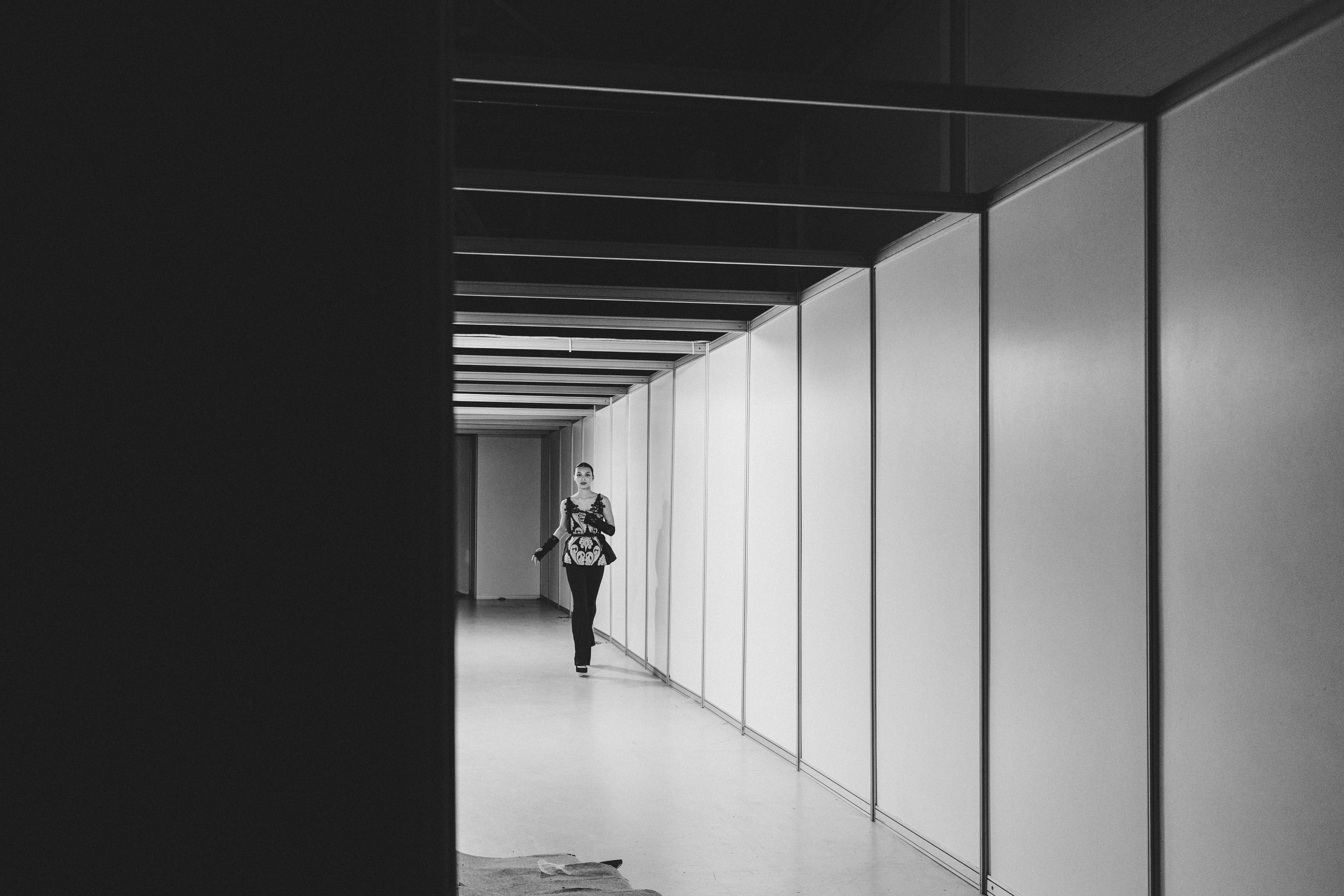 девушка бежит по узкому коридору