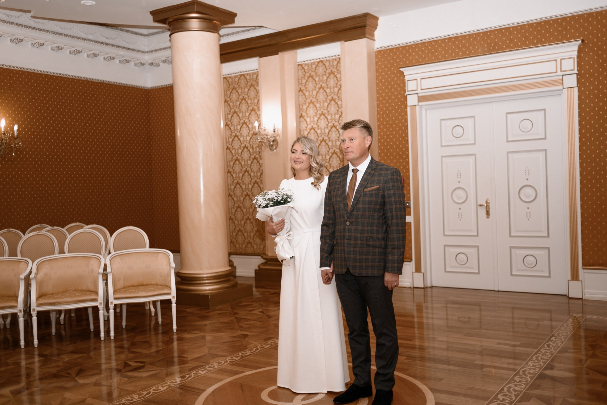 Свадебная фотосессия Дмитрия и Марии в Тюмени — Идеи для съемки в ЗАГСе и городе. Портретный фотограф Тюмень Дарья Мустафина