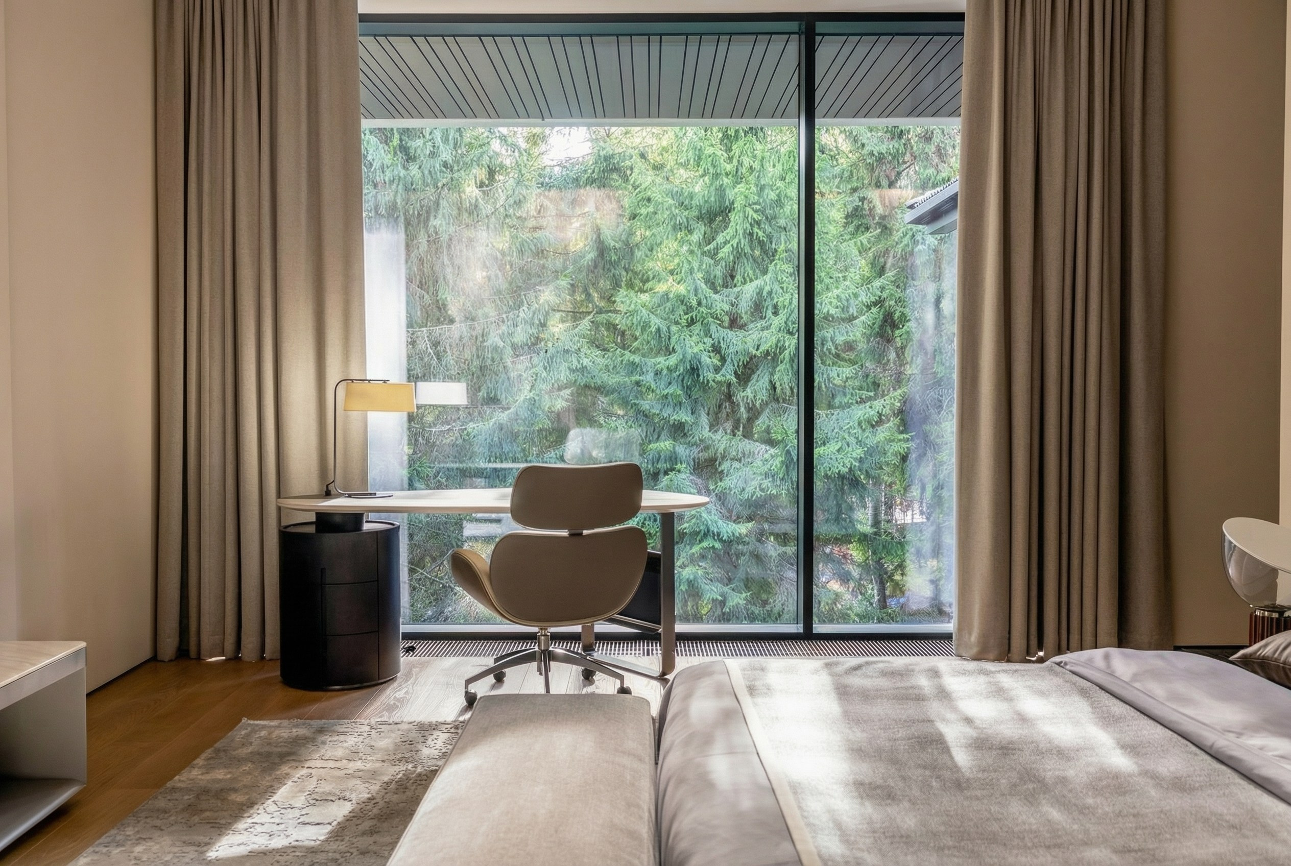Рабочая зона в мастер-спальне с панорамным окном на лес, дизайнерским столом и креслом, интерьер премиального дома 1240 м², проект Валерии Котович.