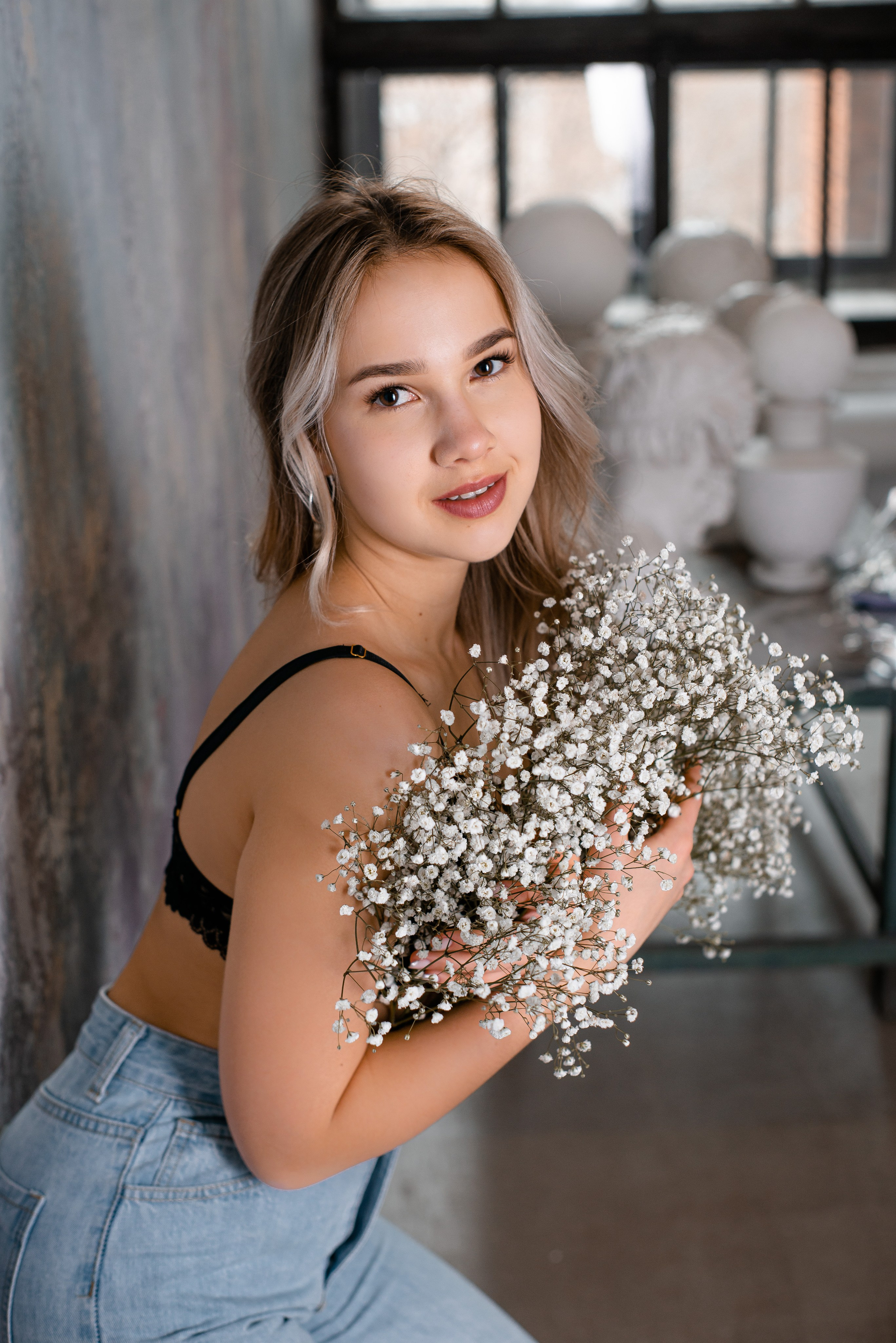 Девушка с гипсофилой