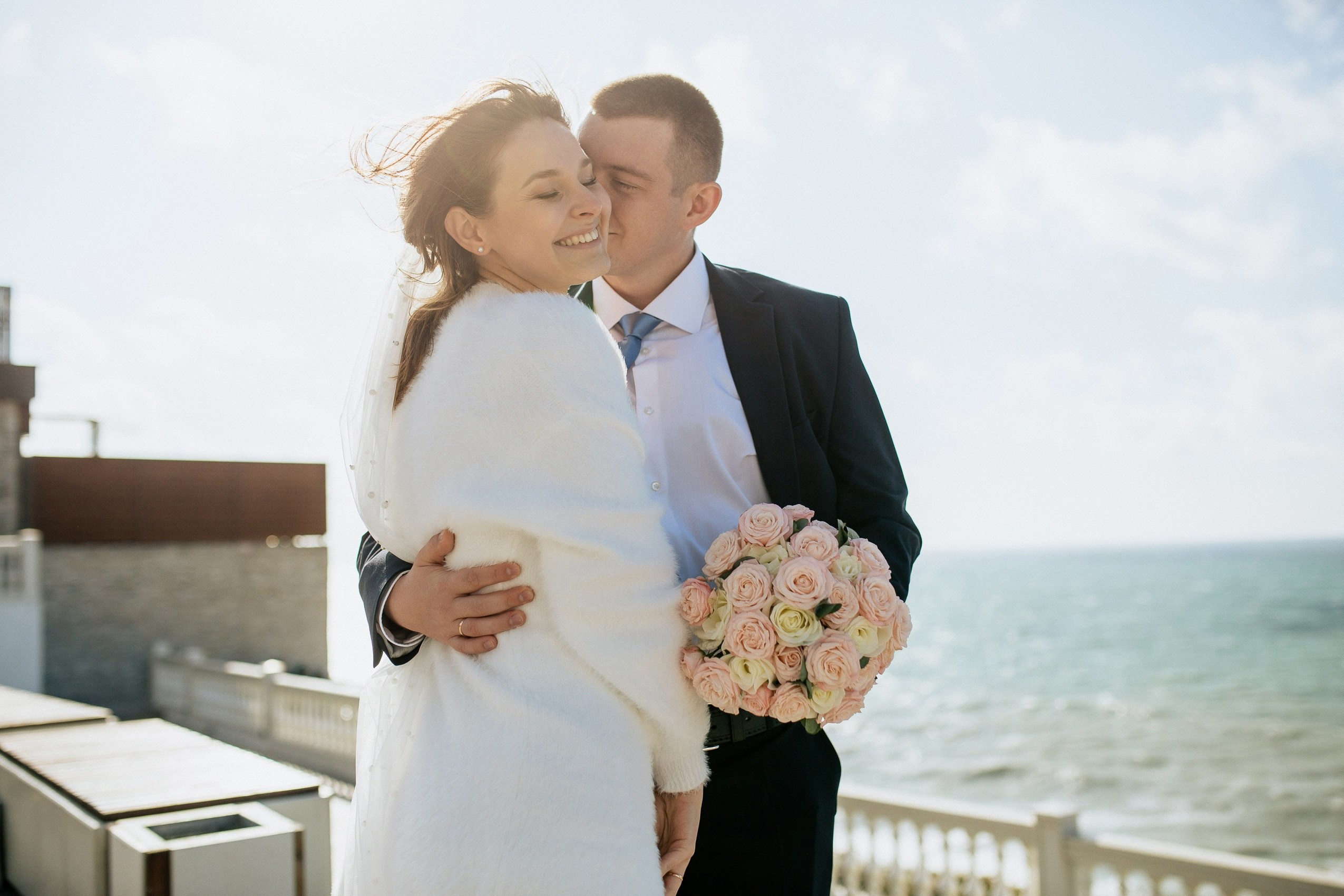 Фото жениха и невесты в красивой локации рядом с морем.