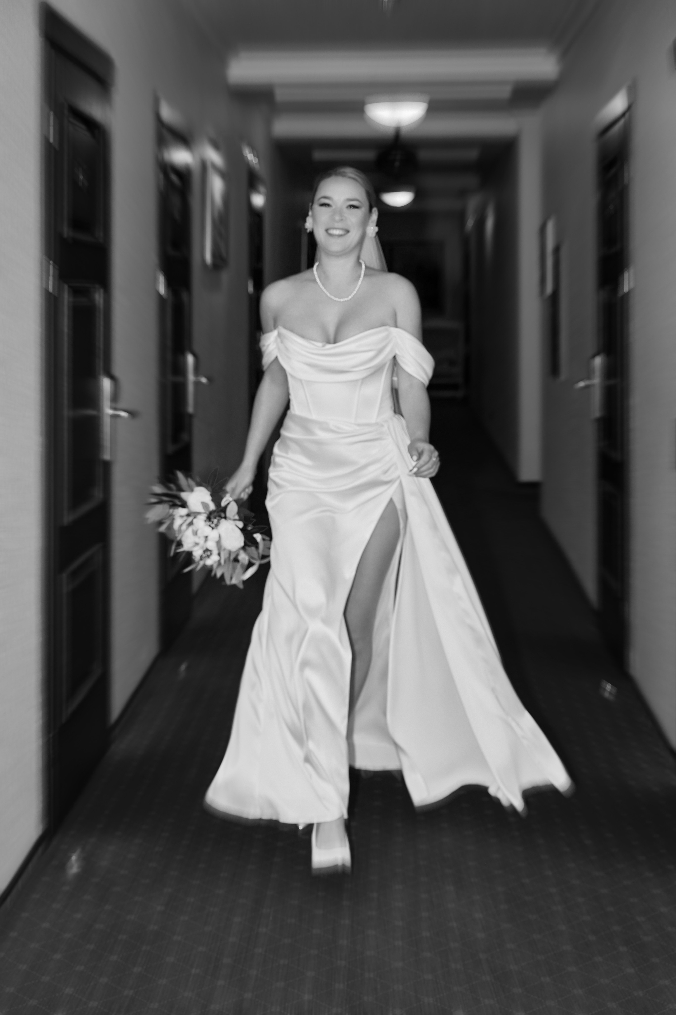 Утро невесты и свадебная фотосессия в гостинице