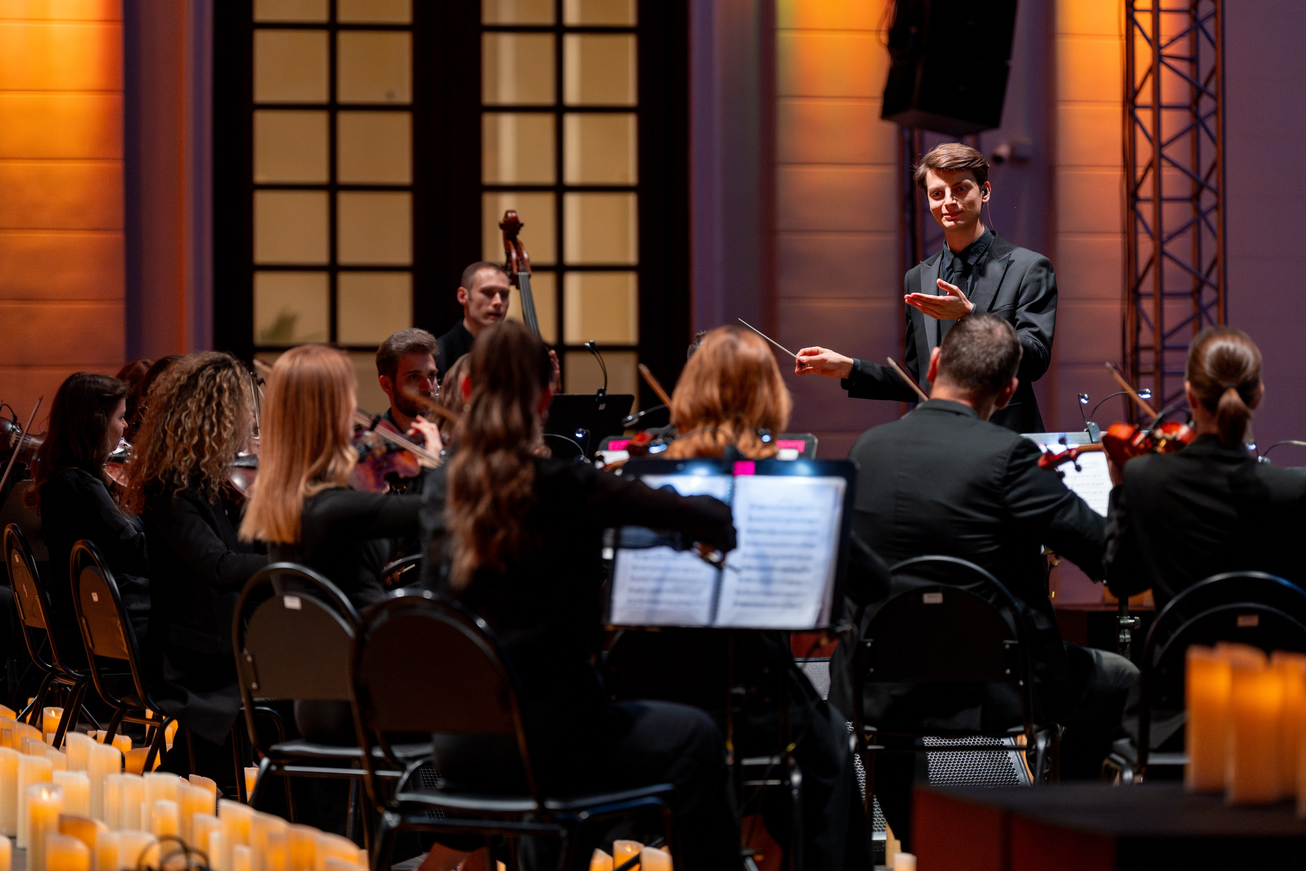 Симфонический оркестр Lumisfera при свечах. Фотограф Никита Комаров