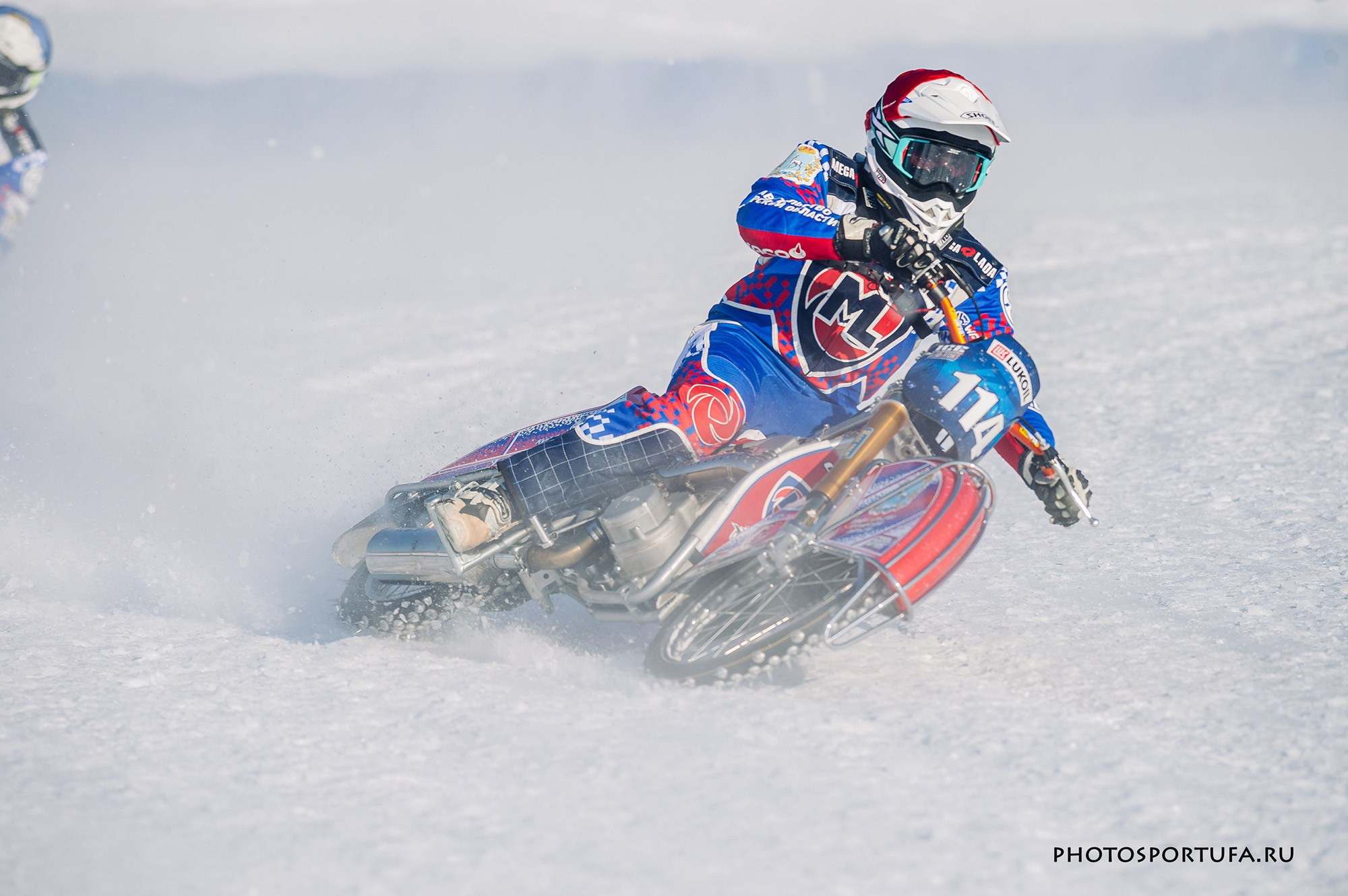 Мотогонку на льду. Спортивный фотограф в Уфе Евгений Буров