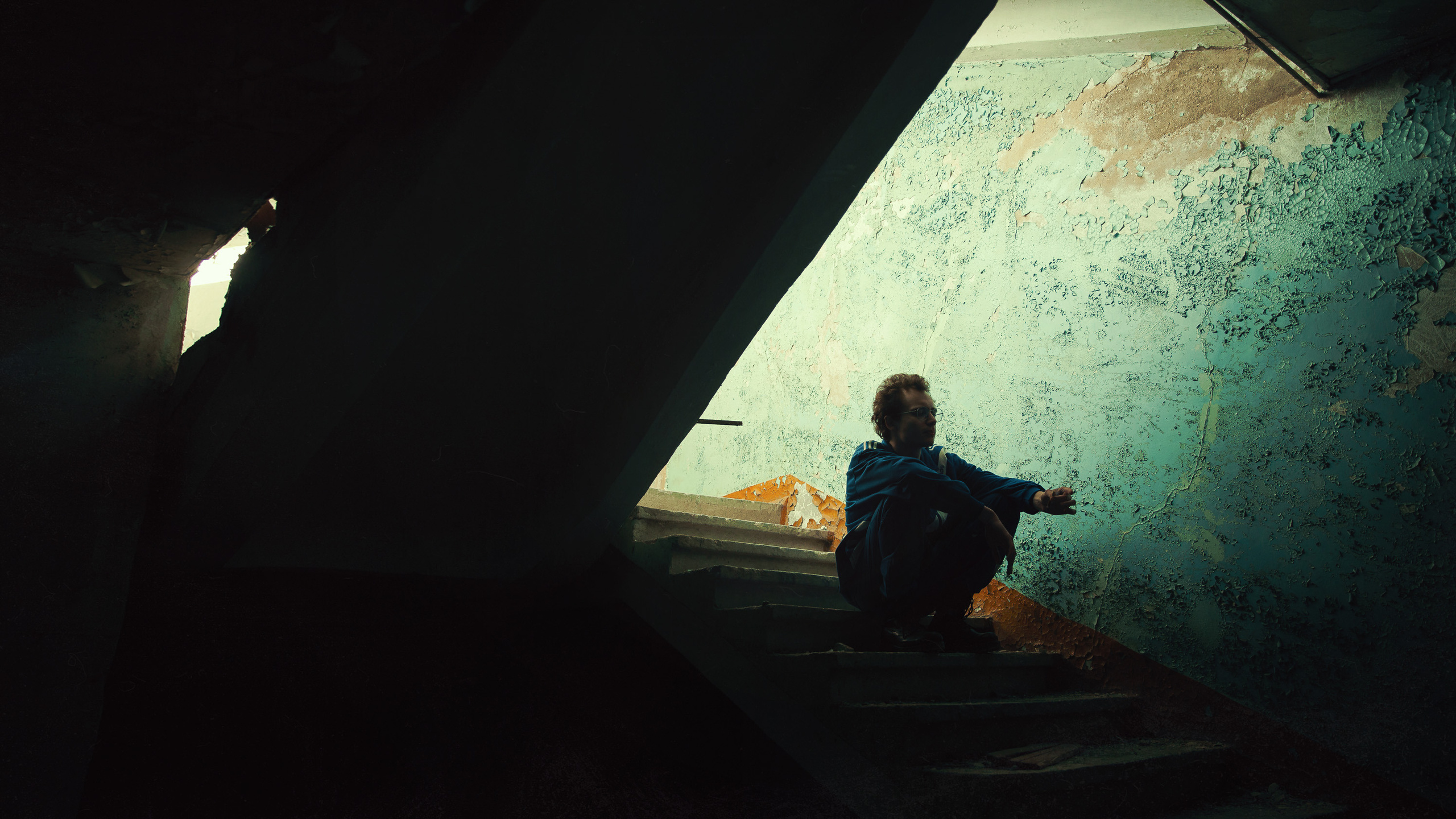 Мужская фотосессия в заброшенном здании. Фотограф Зиновьев Илья, Москва