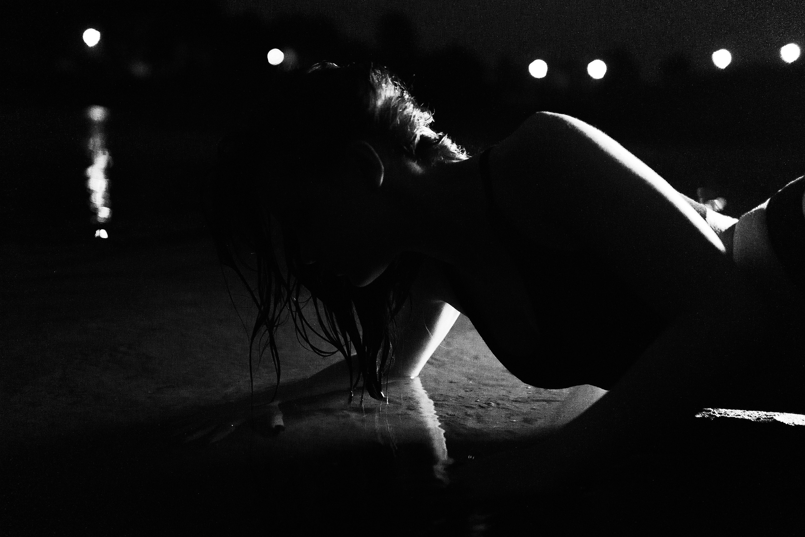 Силуэтная фотосессия девушки в свете огней. Фотограф Зиновьев Илья, Москва