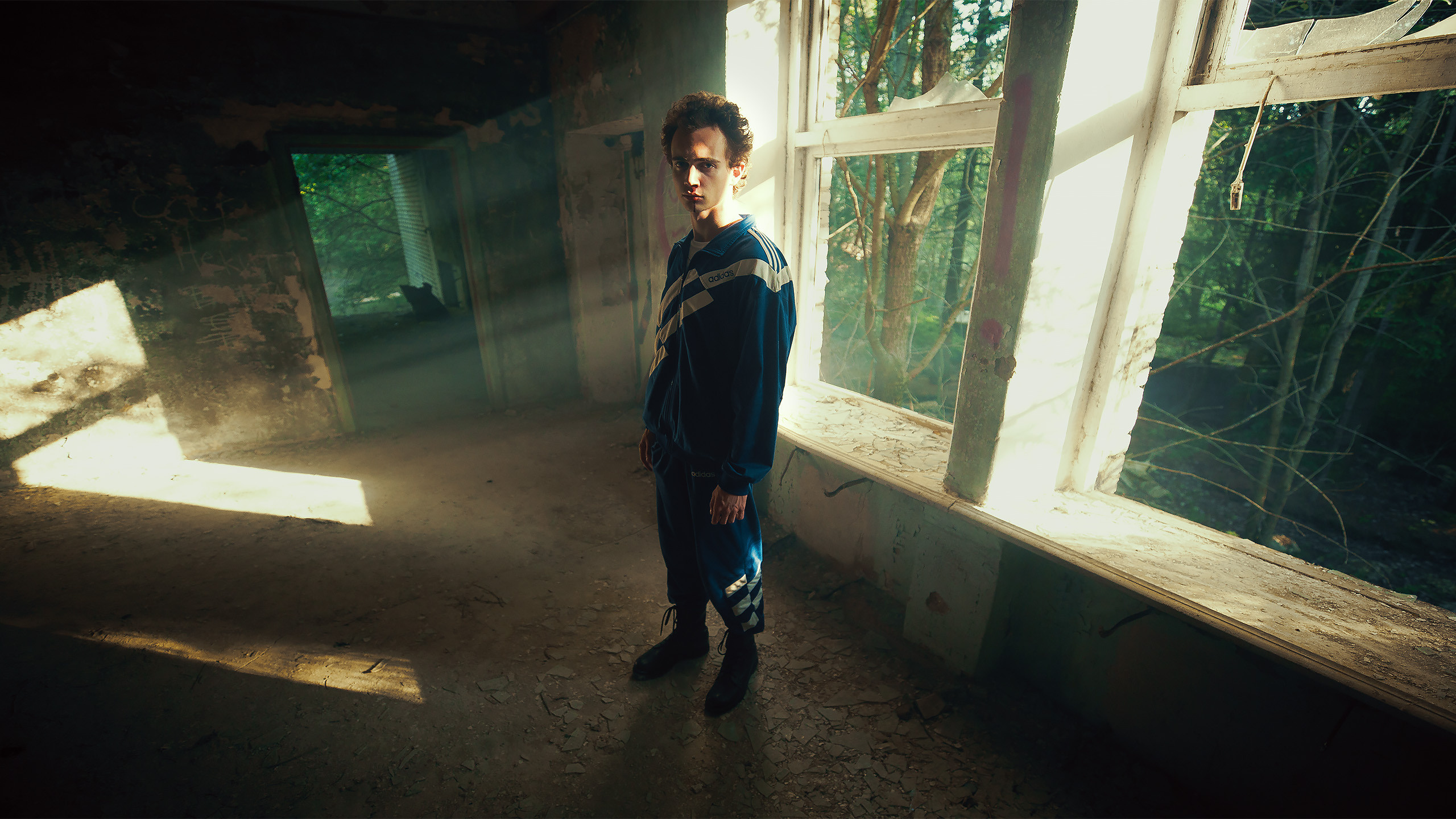 Мужская фотосессия в заброшенном здании. Фотограф Зиновьев Илья, Москва