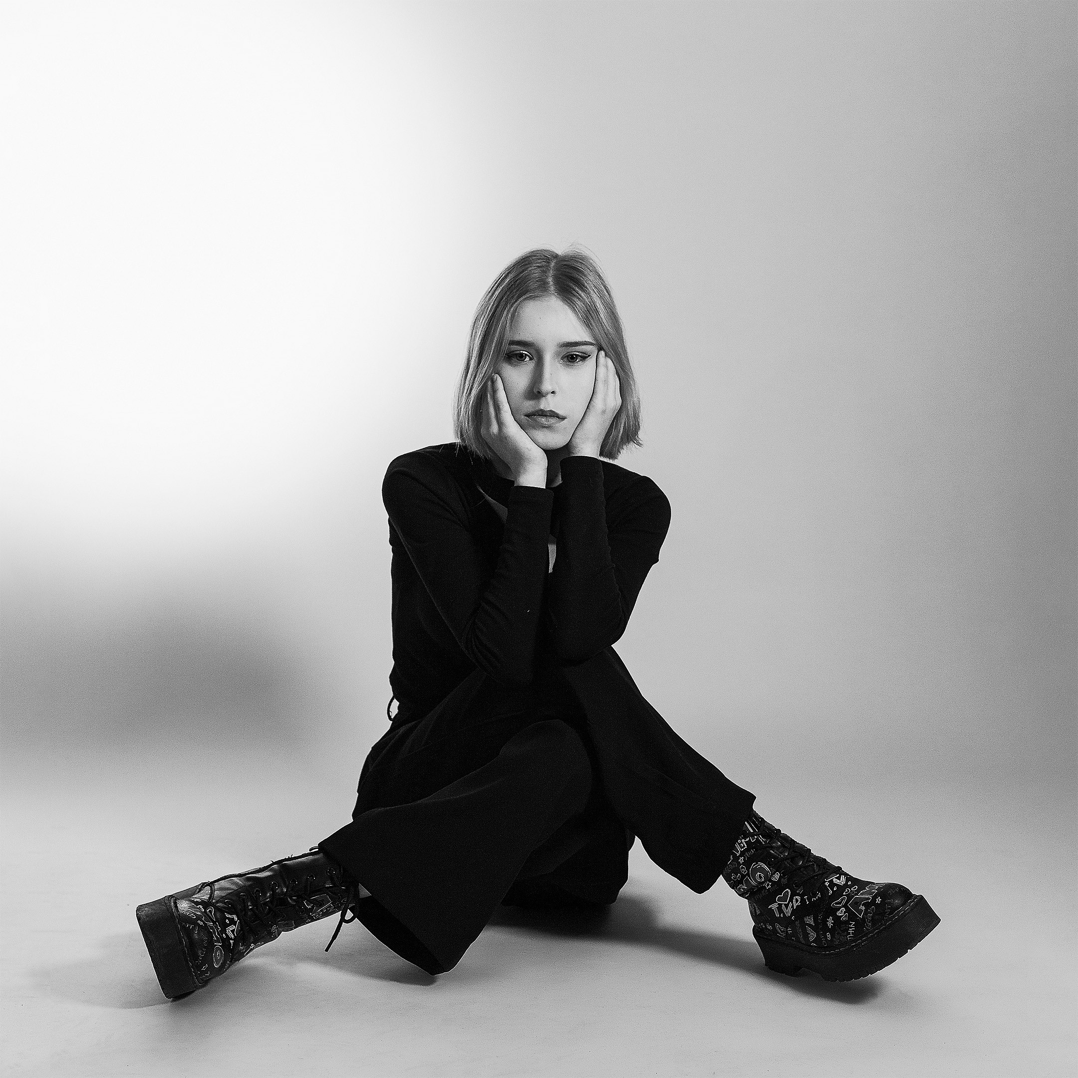 Чёрно-белый женский портрет в студии. Фотограф Зиновьев Илья, Москва