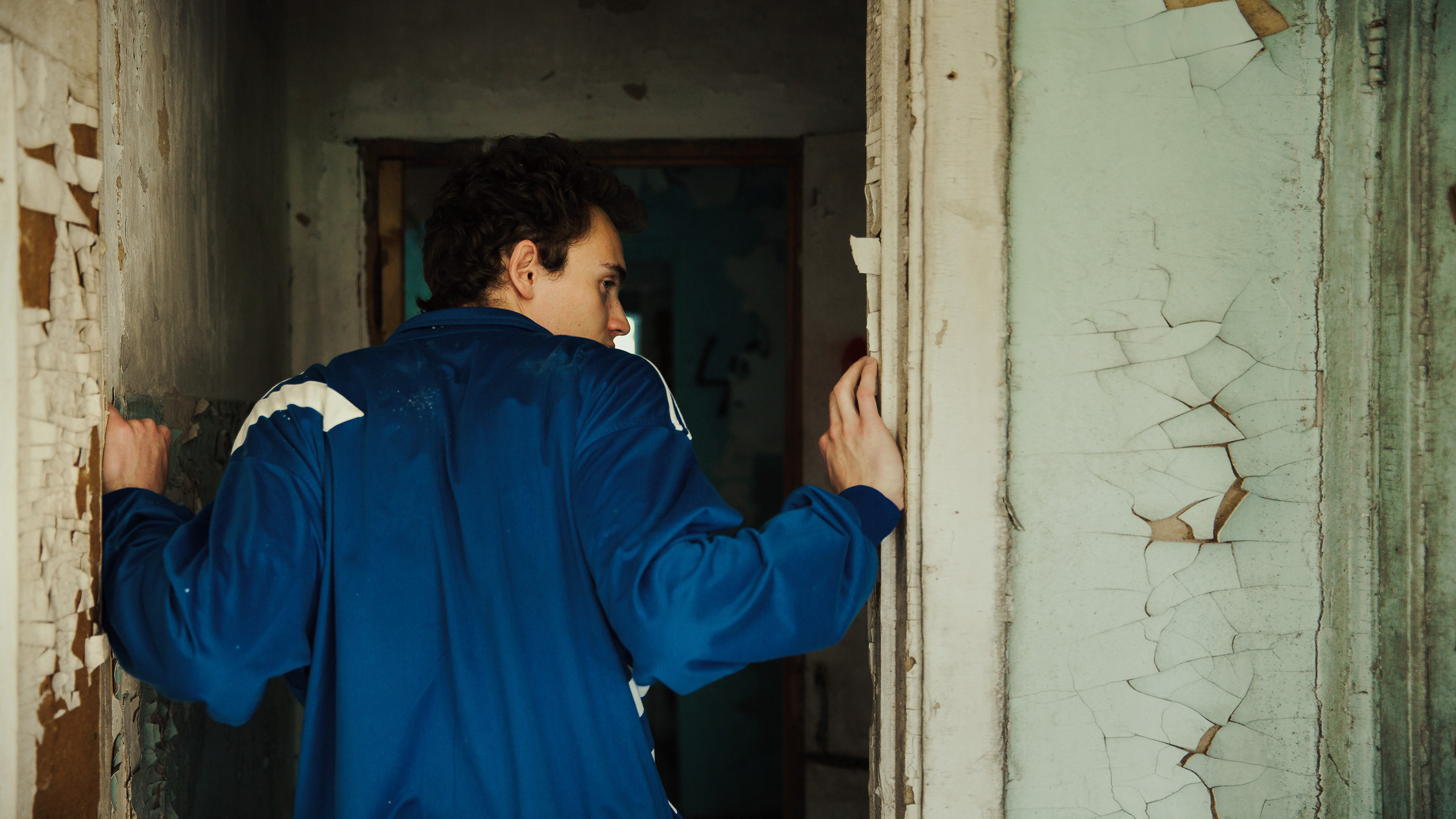 Мужская фотосессия в заброшенном здании. Фотограф Зиновьев Илья, Москва