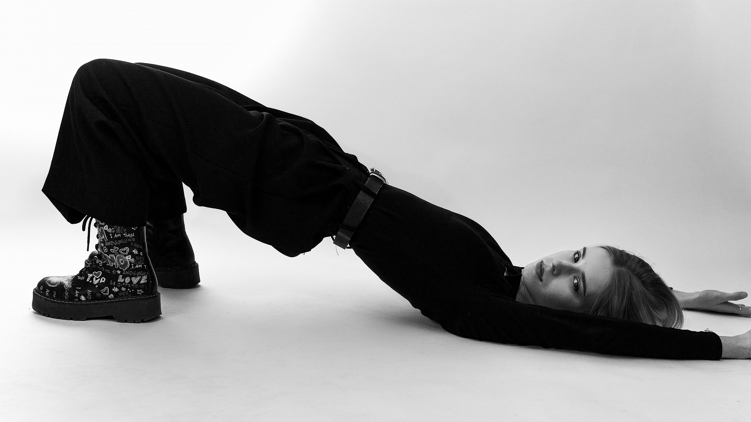 Чёрно-белый женский портрет в студии. Фотограф Зиновьев Илья, Москва