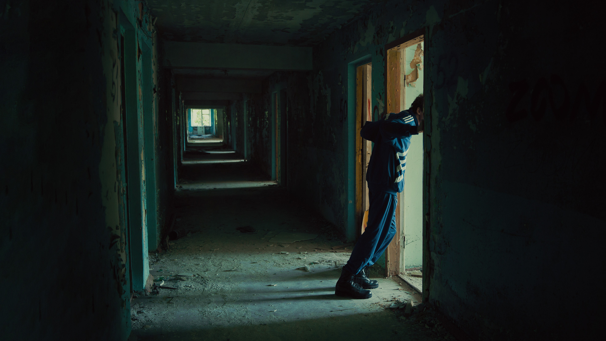 Мужская фотосессия в заброшенном здании. Фотограф Зиновьев Илья, Москва