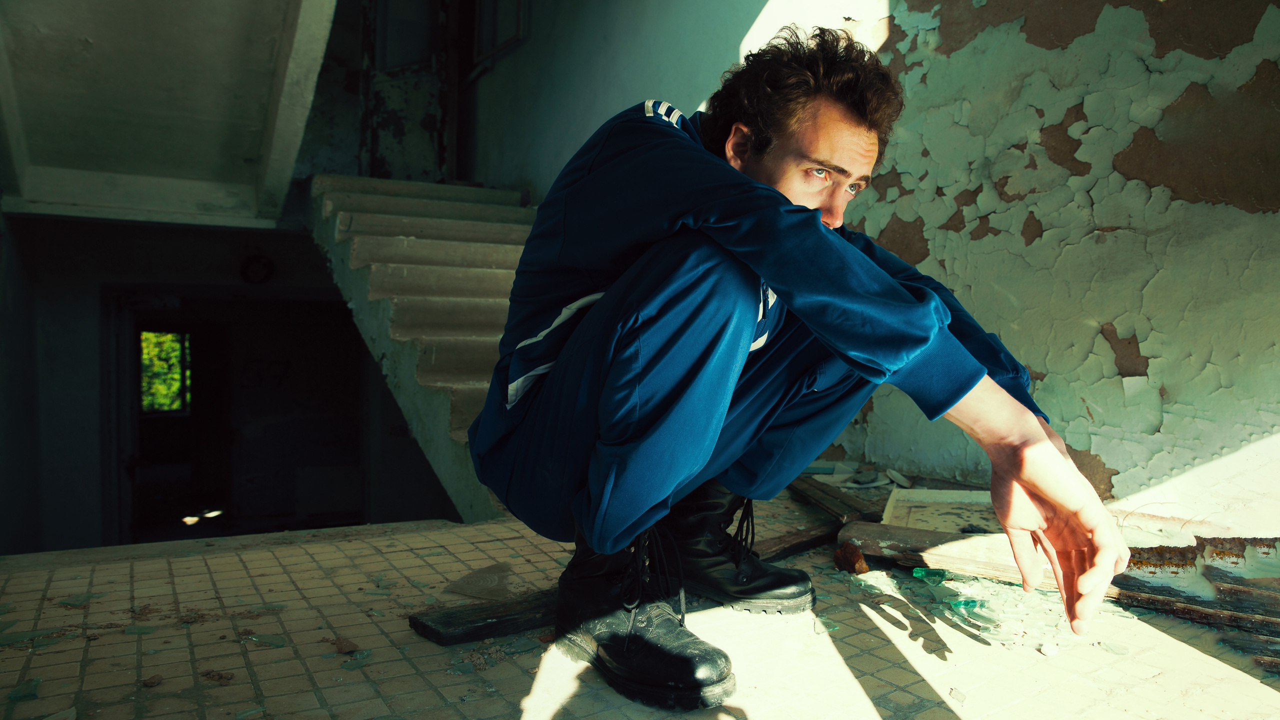 Мужская фотосессия в заброшенном здании. Фотограф Зиновьев Илья, Москва