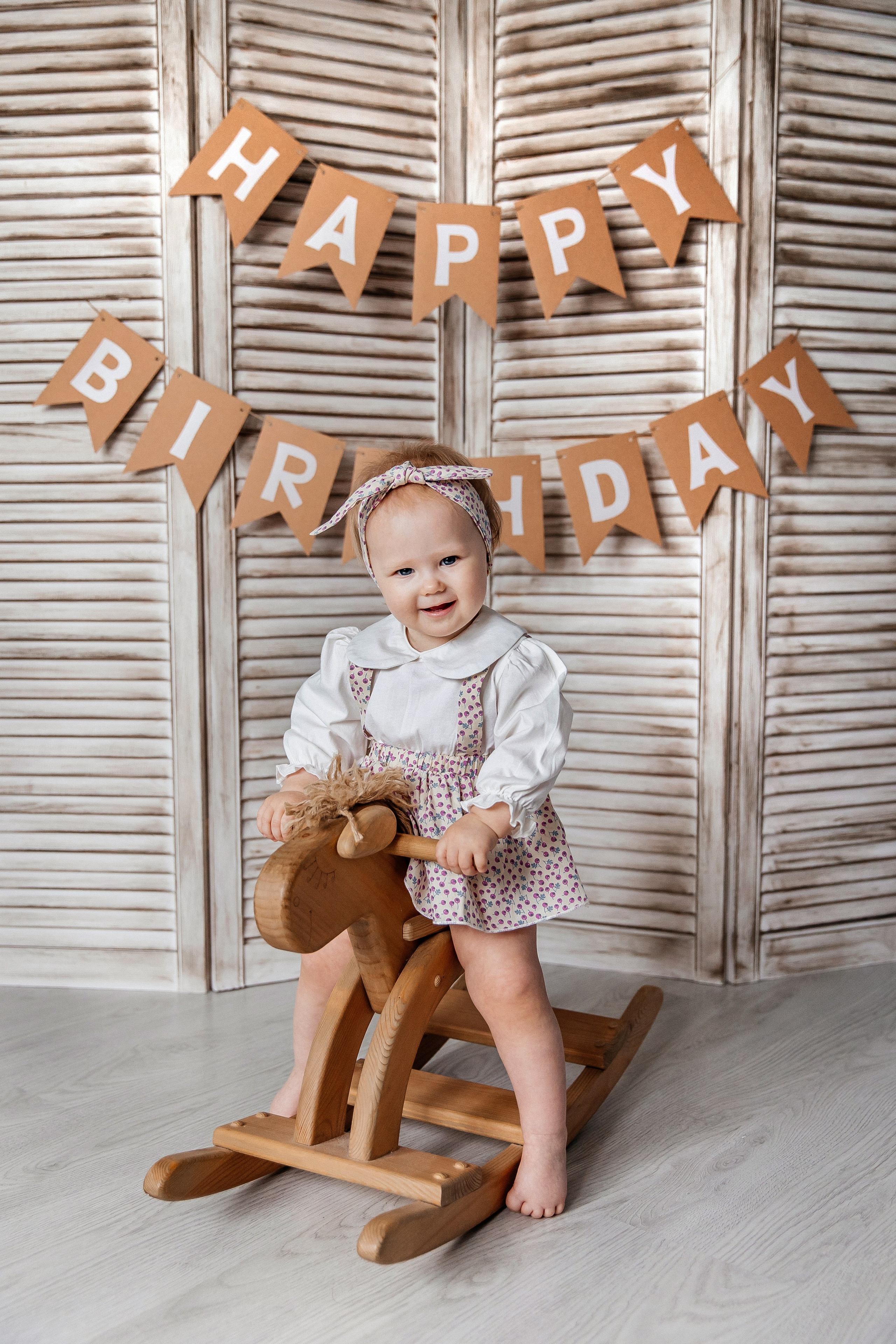 Минимализм (единичка, буквы-кубики, отдельный реквизит на фоне). Детский фотограф, выпускные альбомы в Нижнем Новгороде Бодягина Мария